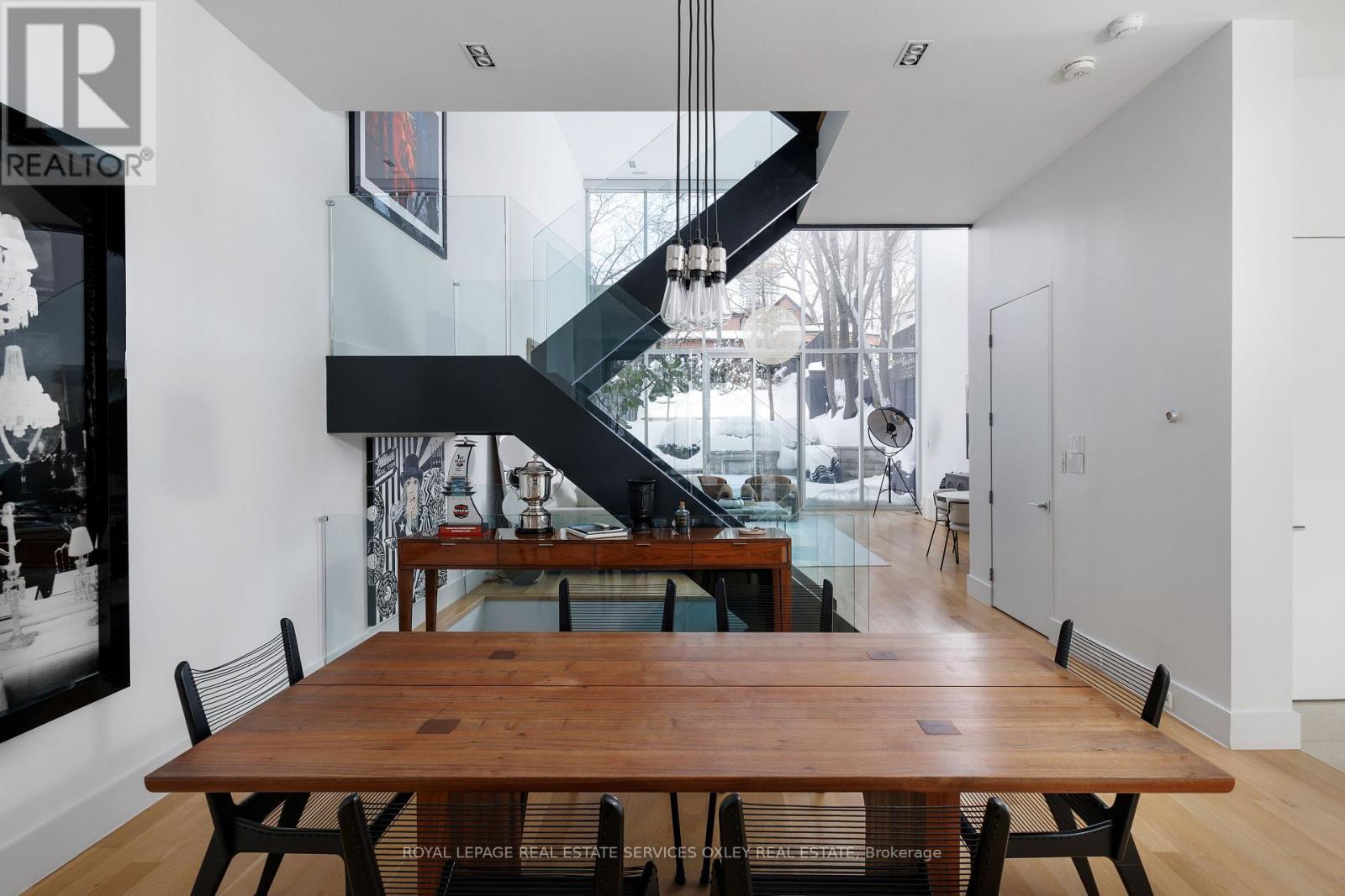 












20A WOODLAWN AVENUE W

,
Toronto,




Ontario
M4V1G7

