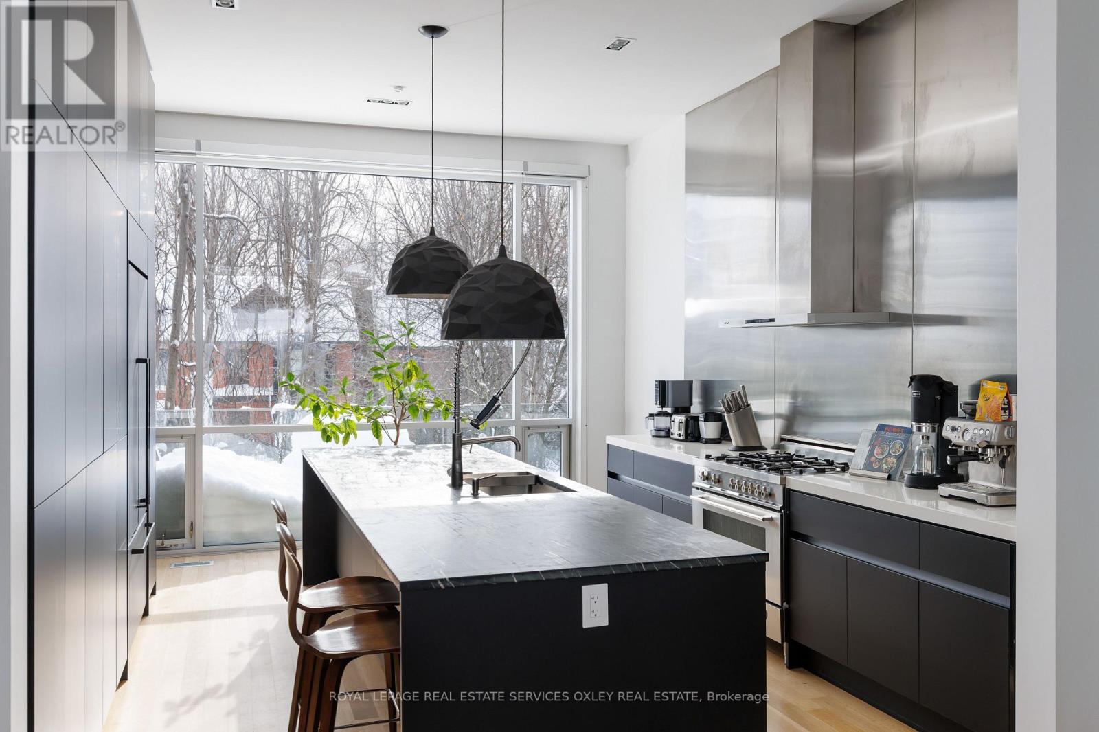 












20A WOODLAWN AVENUE W

,
Toronto,




Ontario
M4V1G7

