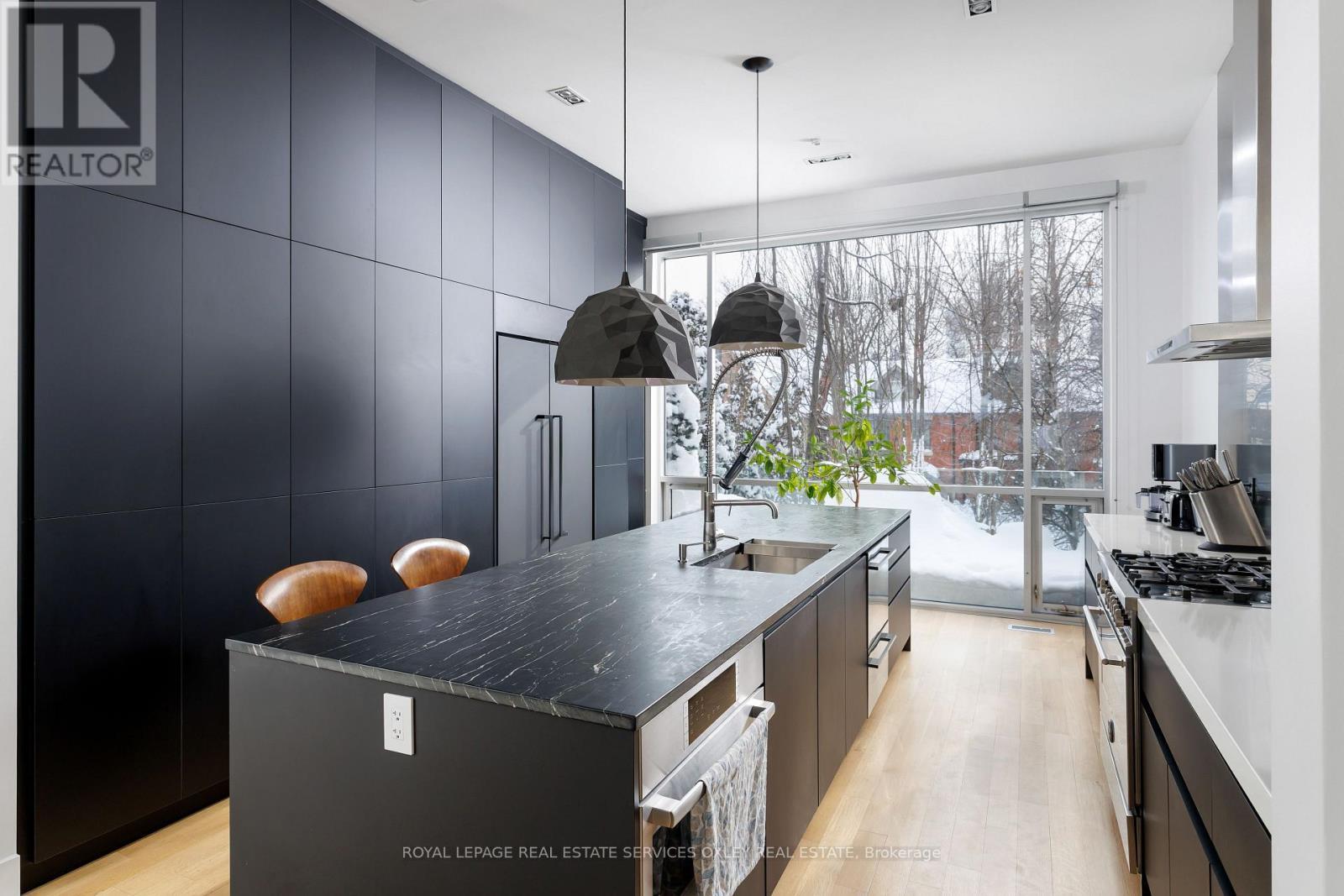 












20A WOODLAWN AVENUE W

,
Toronto,




Ontario
M4V1G7

