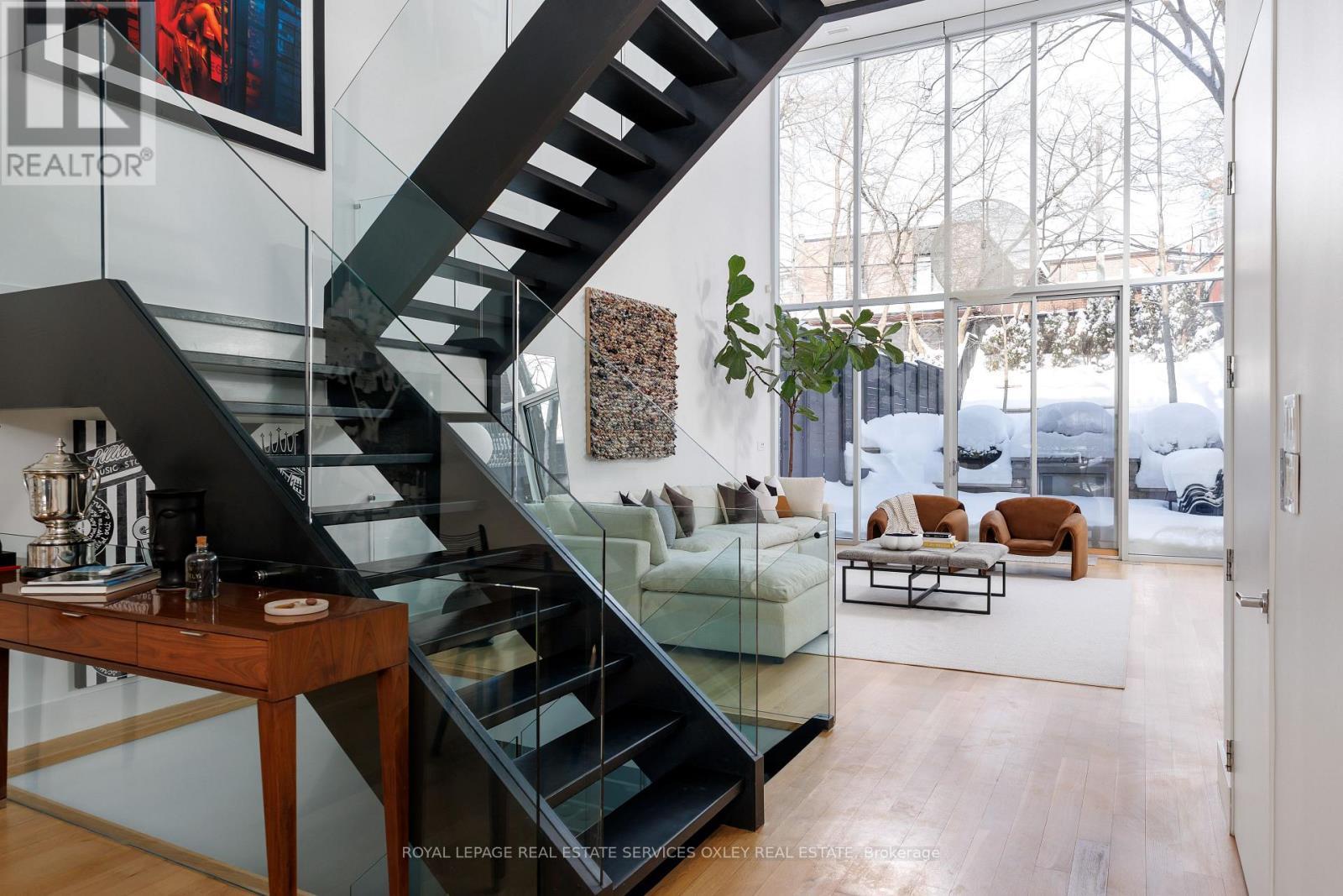 












20A WOODLAWN AVENUE W

,
Toronto,




Ontario
M4V1G7

