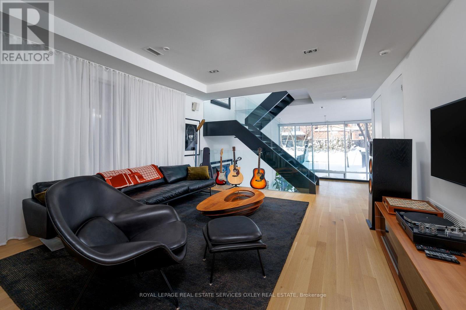 












20A WOODLAWN AVENUE W

,
Toronto,




Ontario
M4V1G7

