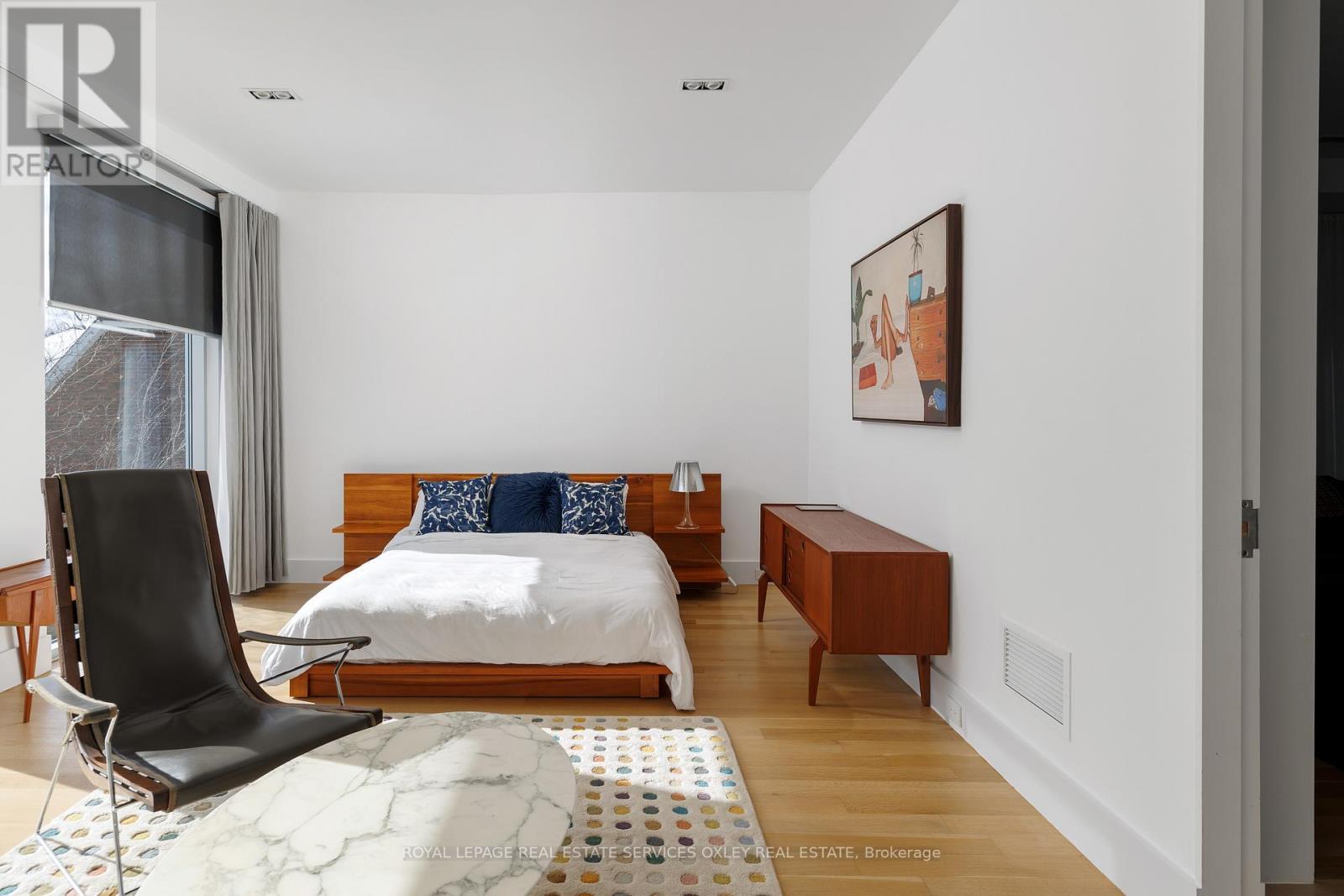 












20A WOODLAWN AVENUE W

,
Toronto,




Ontario
M4V1G7

