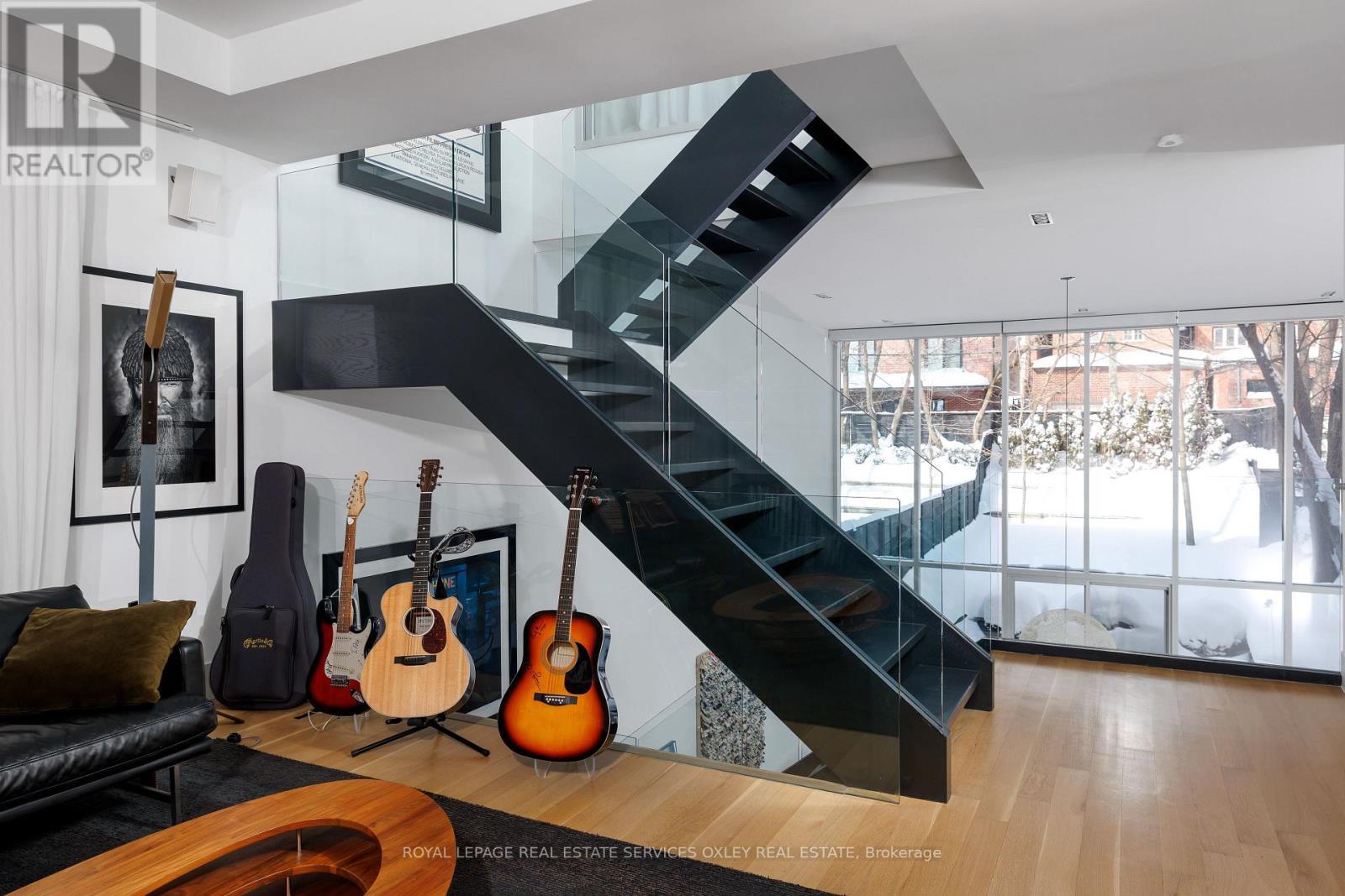 












20A WOODLAWN AVENUE W

,
Toronto,




Ontario
M4V1G7

