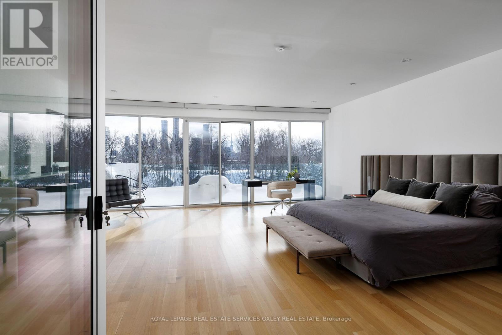 












20A WOODLAWN AVENUE W

,
Toronto,




Ontario
M4V1G7

