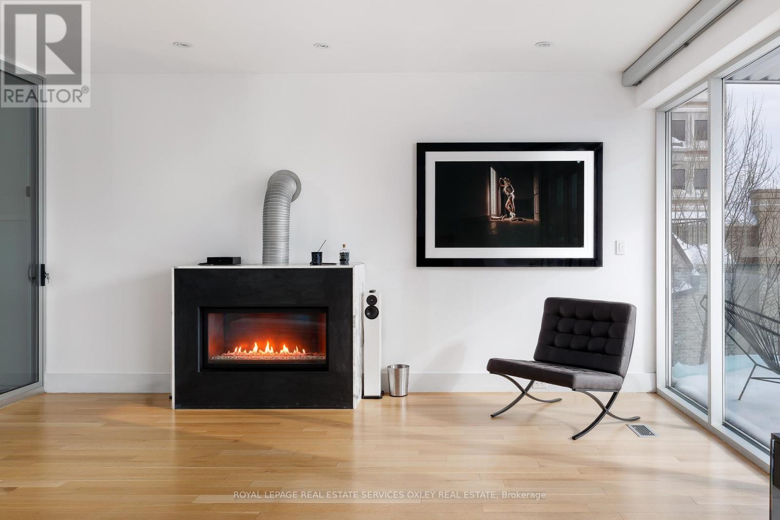 












20A WOODLAWN AVENUE W

,
Toronto,




Ontario
M4V1G7

