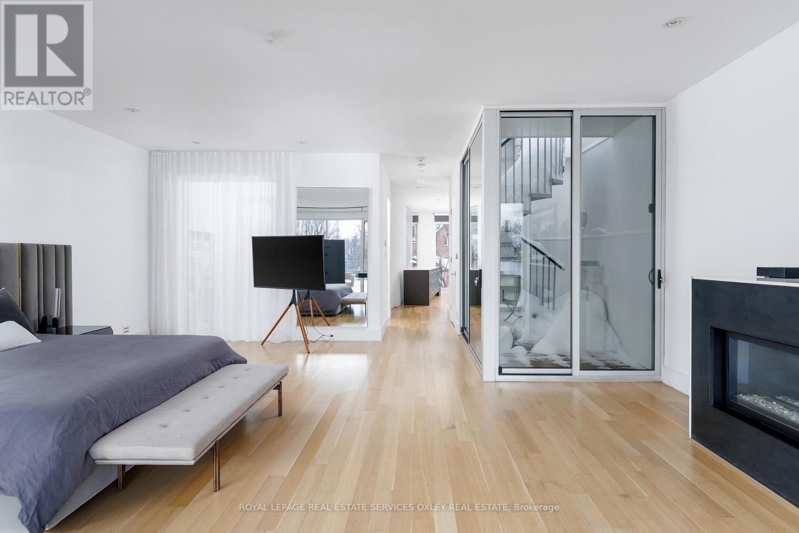 












20A WOODLAWN AVENUE W

,
Toronto,




Ontario
M4V1G7

