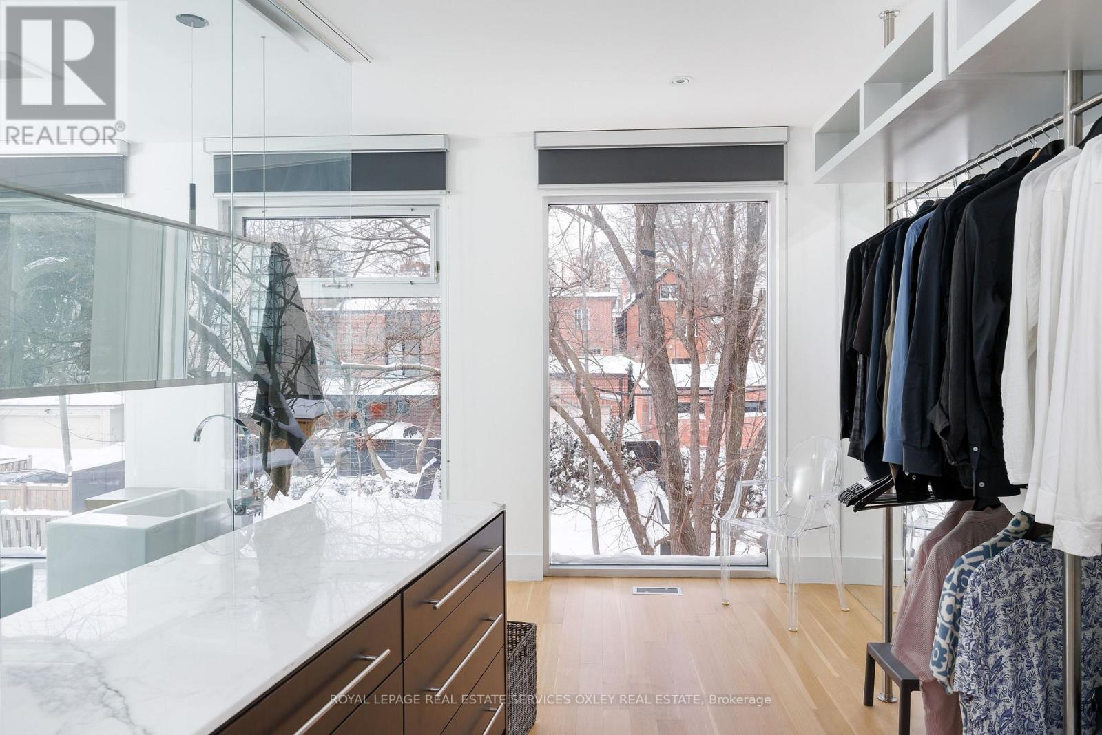 












20A WOODLAWN AVENUE W

,
Toronto,




Ontario
M4V1G7

