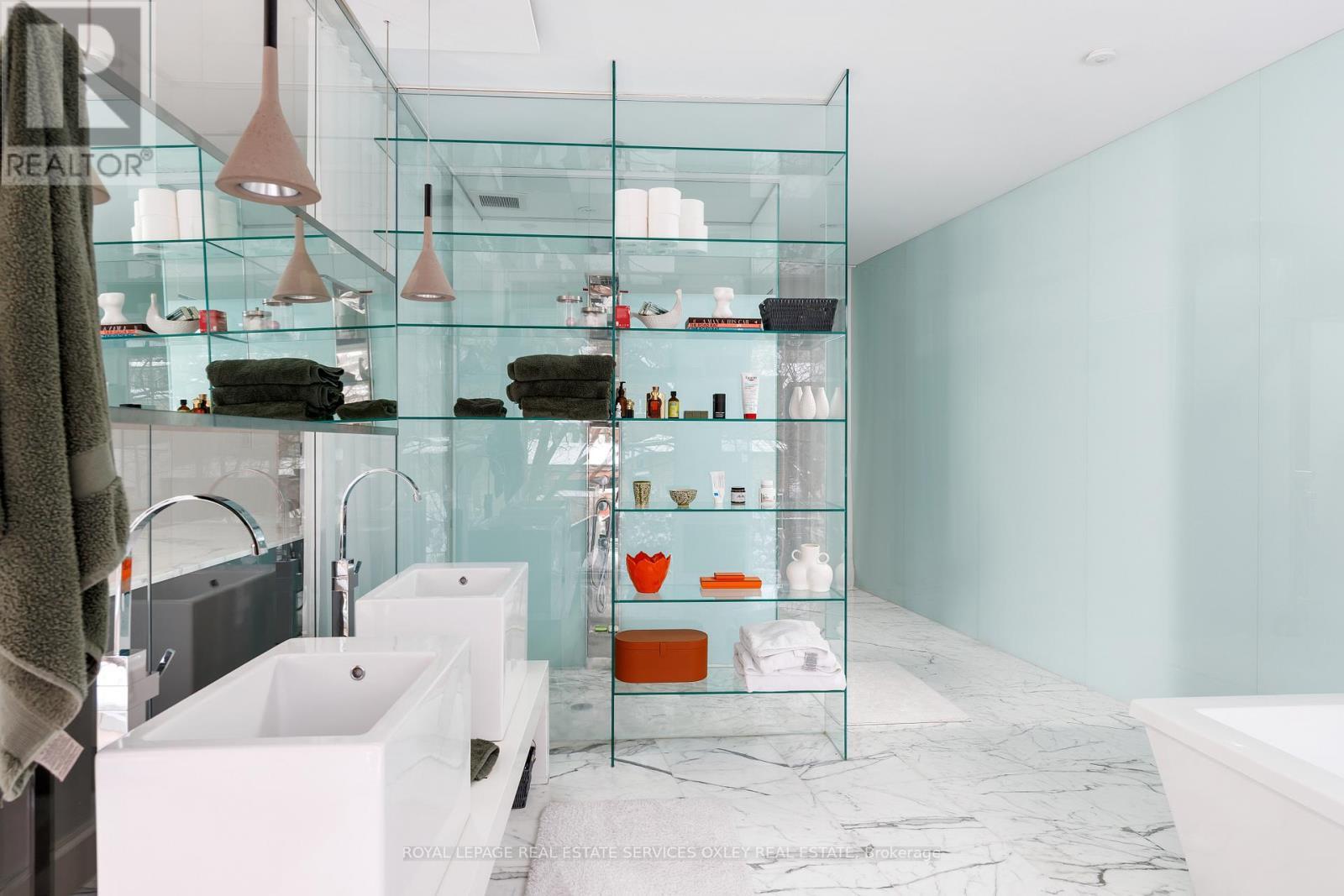 












20A WOODLAWN AVENUE W

,
Toronto,




Ontario
M4V1G7

