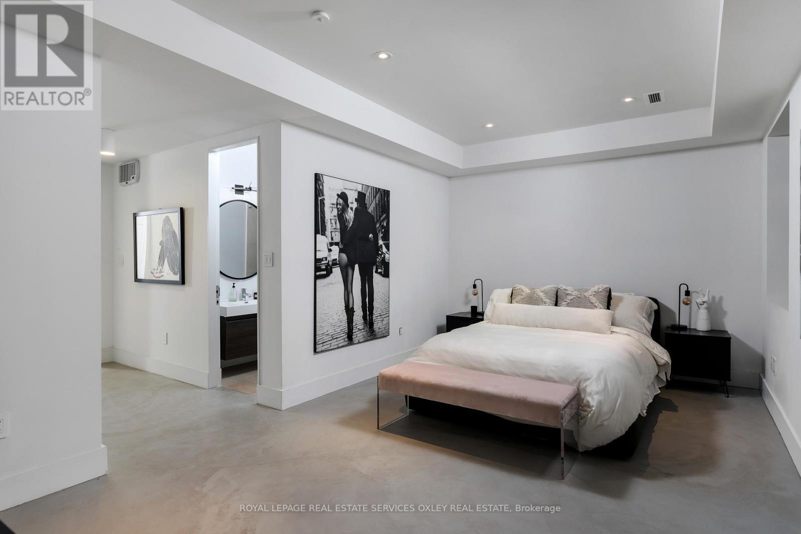 












20A WOODLAWN AVENUE W

,
Toronto,




Ontario
M4V1G7

