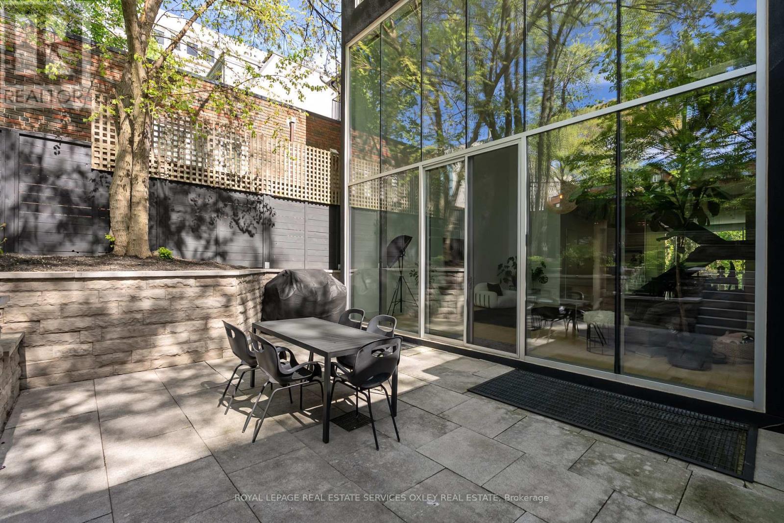 












20A WOODLAWN AVENUE W

,
Toronto,




Ontario
M4V1G7

