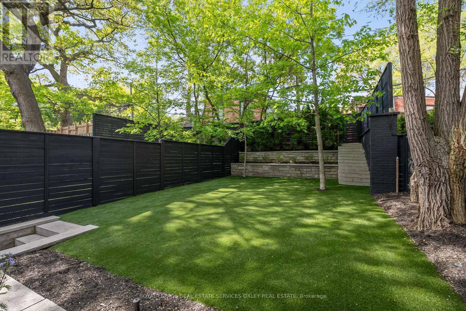 












20A WOODLAWN AVENUE W

,
Toronto,




Ontario
M4V1G7

