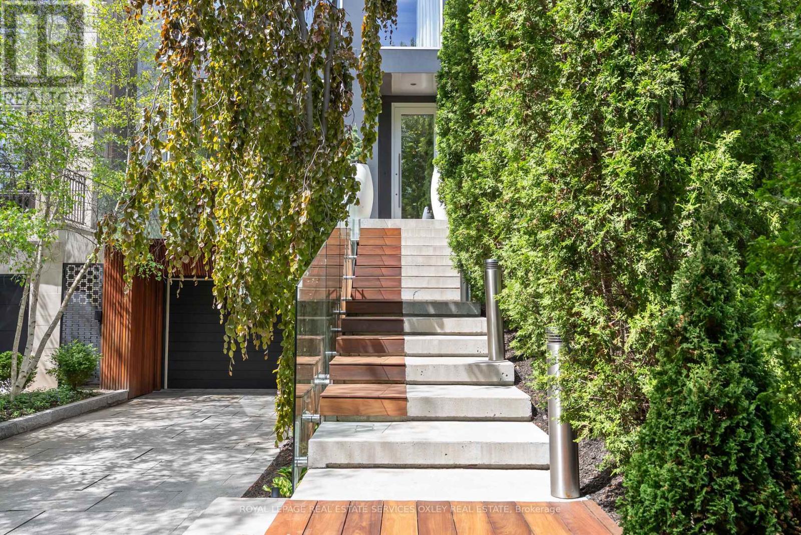 












20A WOODLAWN AVENUE W

,
Toronto,




Ontario
M4V1G7

