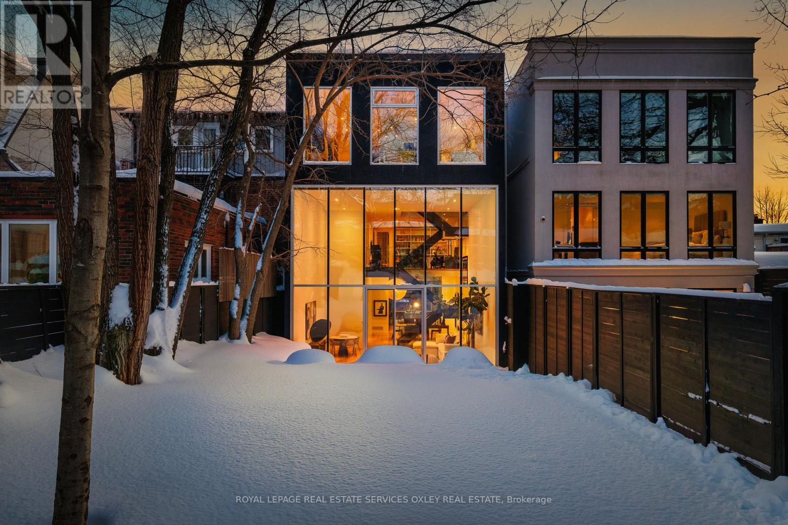 












20A WOODLAWN AVENUE W

,
Toronto,




Ontario
M4V1G7

