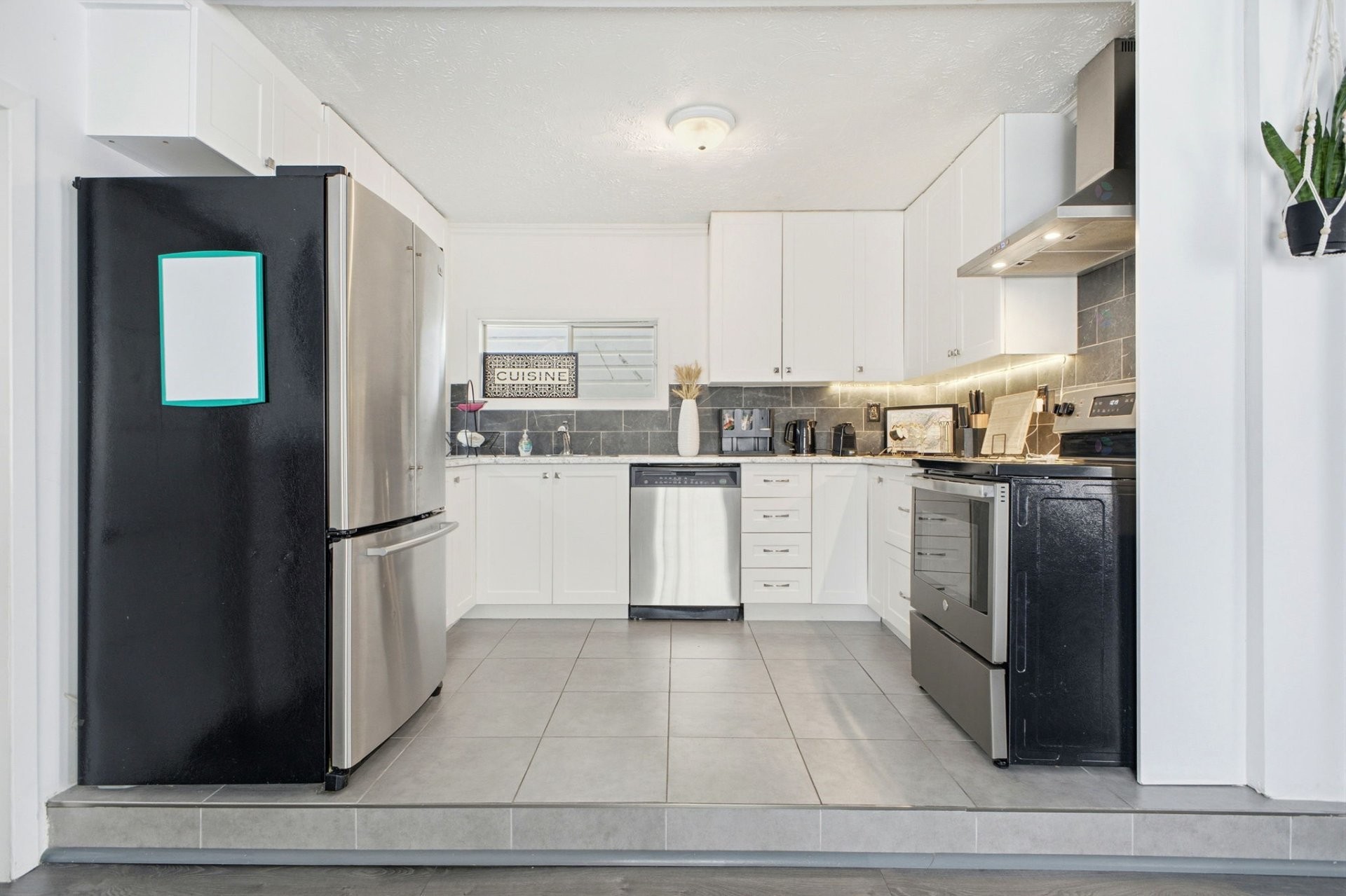 









212


Boul. des Allumettières

,
Gatineau (Hull),




QC
J8X1M7

