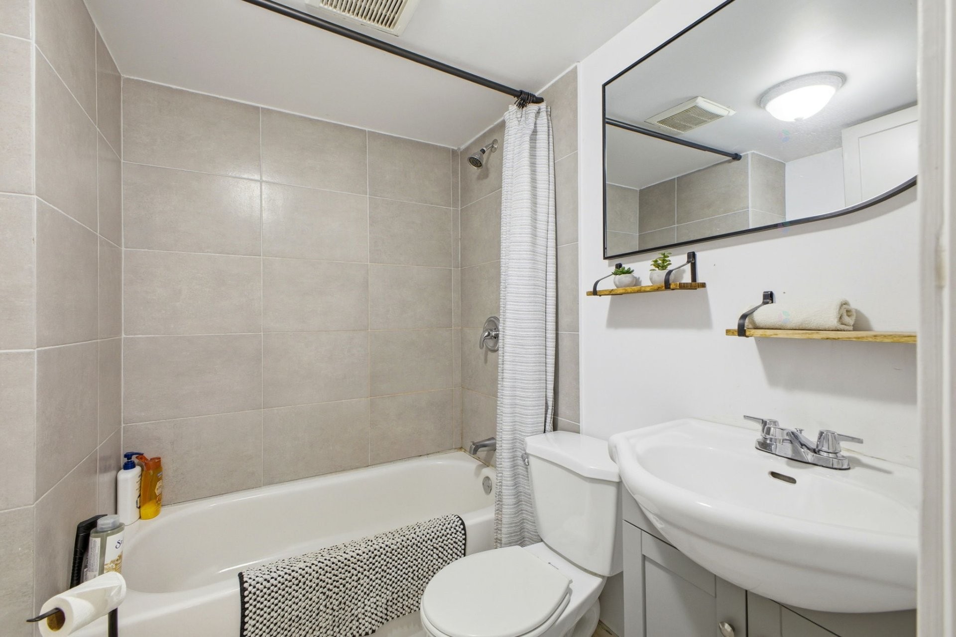 









212


Boul. des Allumettières

,
Gatineau (Hull),




QC
J8X1M7

