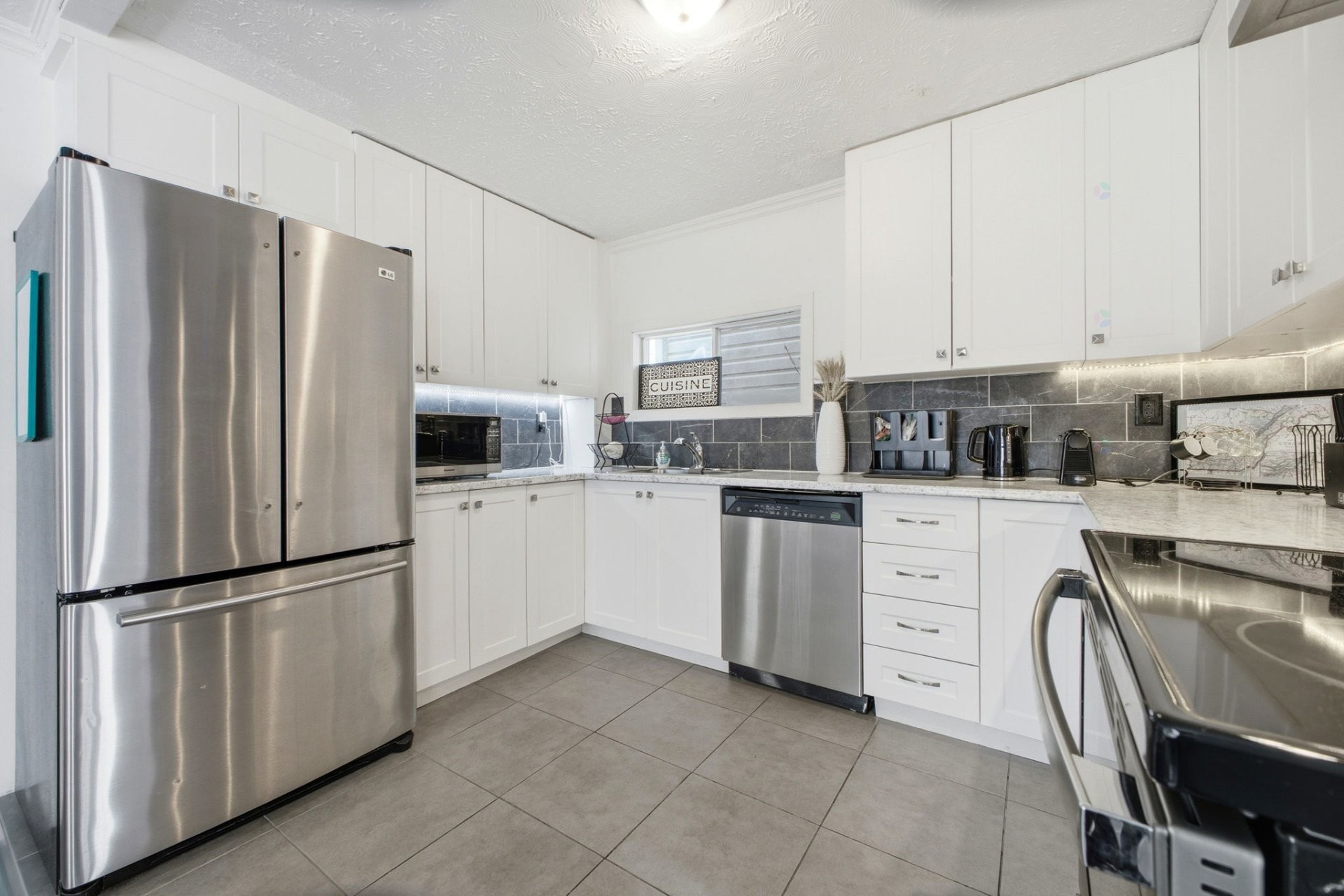 









212


Boul. des Allumettières

,
Gatineau (Hull),




QC
J8X1M7

