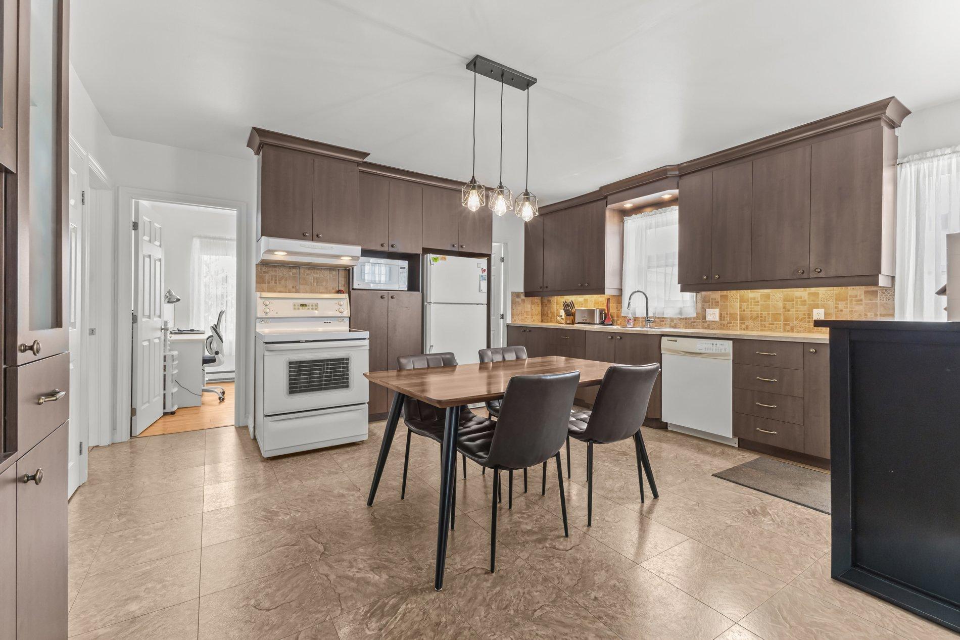 









184


Rue Jacques-Cartier S.

,
Saint-Jean-sur-Richelieu,




QC
J3B4H9

