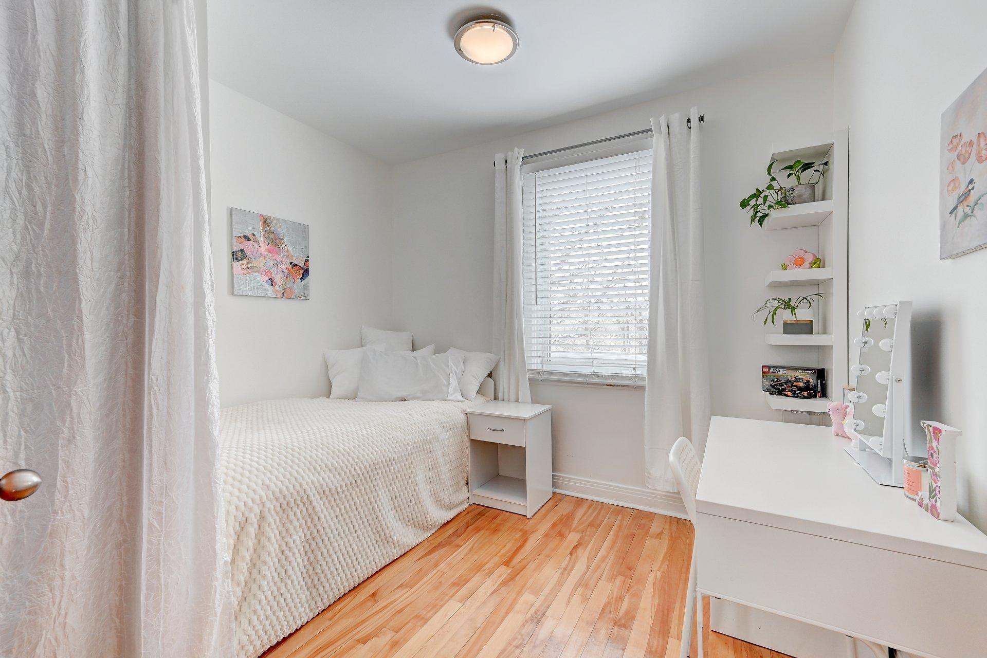 









478


Rue de Verchères

,
Longueuil (Greenfield Park),




QC
J4V2B9

