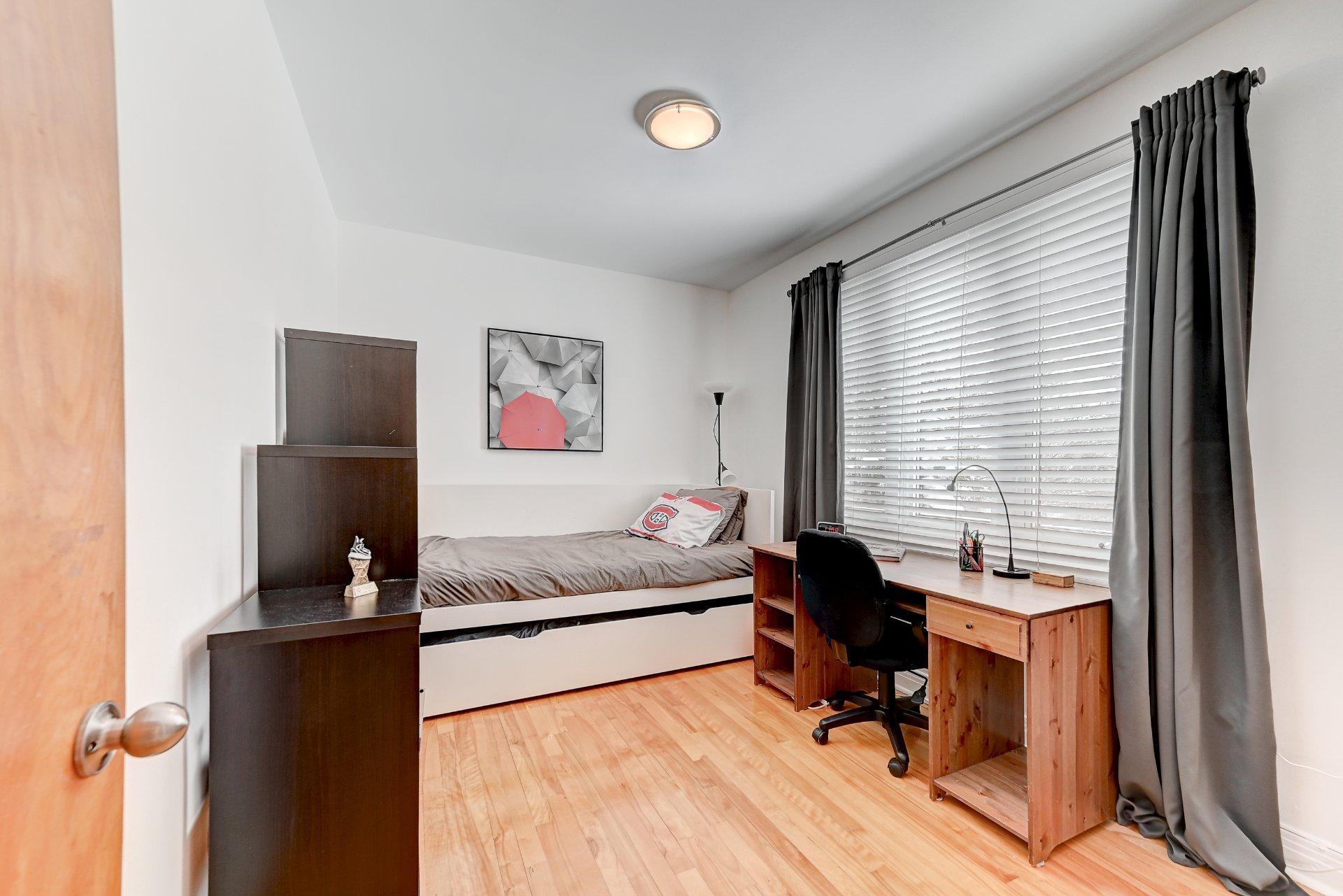 









478


Rue de Verchères

,
Longueuil (Greenfield Park),




QC
J4V2B9

