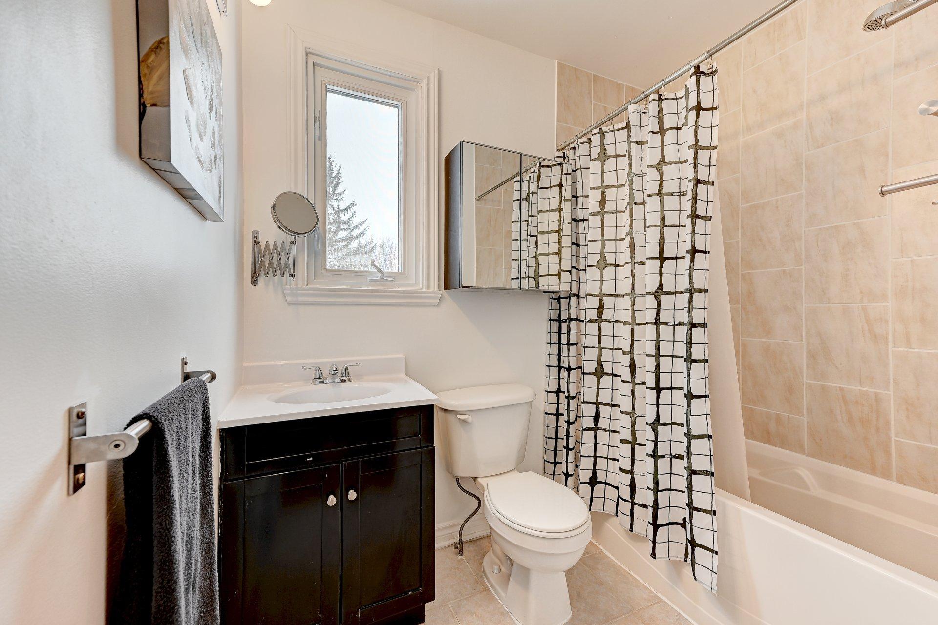 









478


Rue de Verchères

,
Longueuil (Greenfield Park),




QC
J4V2B9

