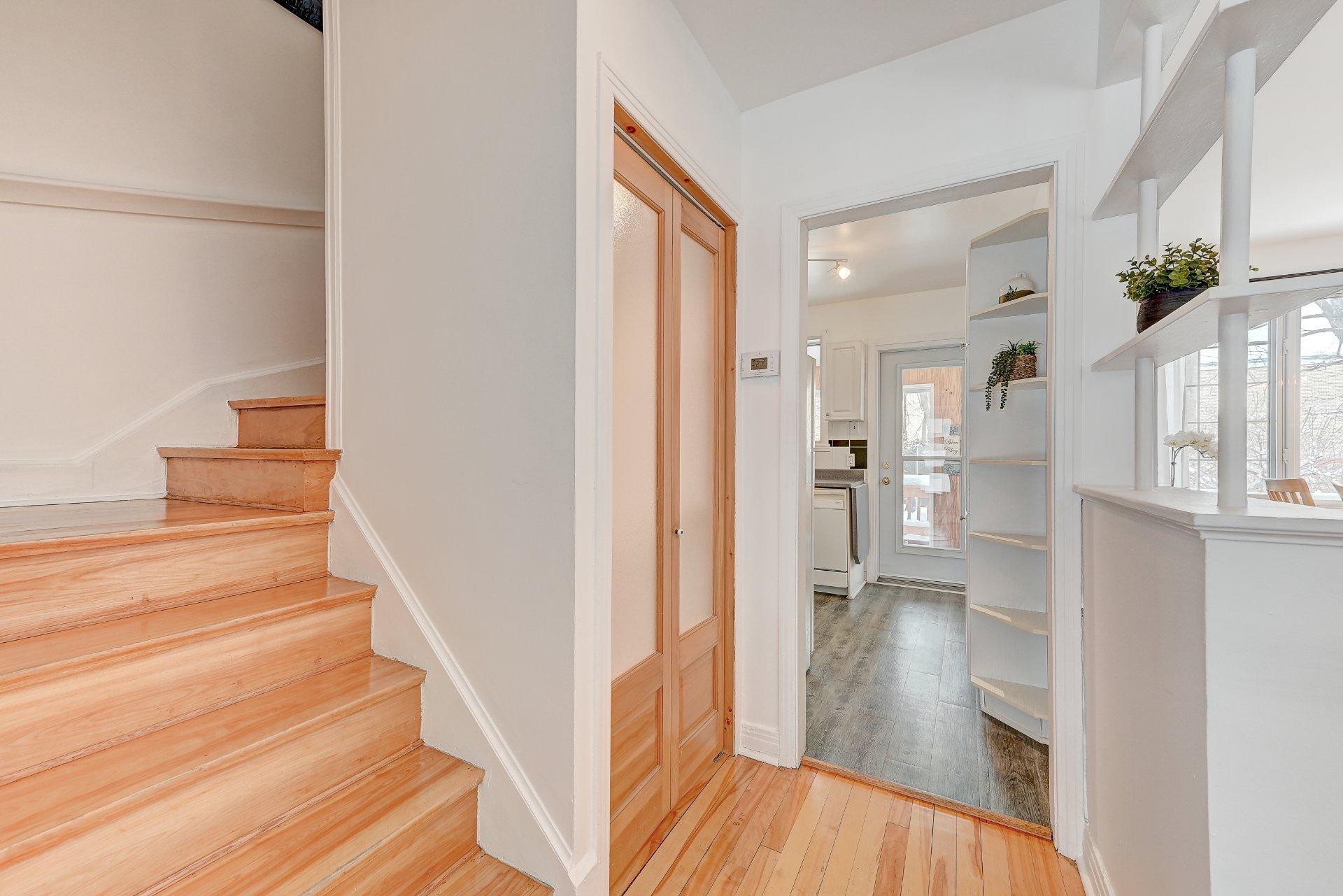 









478


Rue de Verchères

,
Longueuil (Greenfield Park),




QC
J4V2B9

