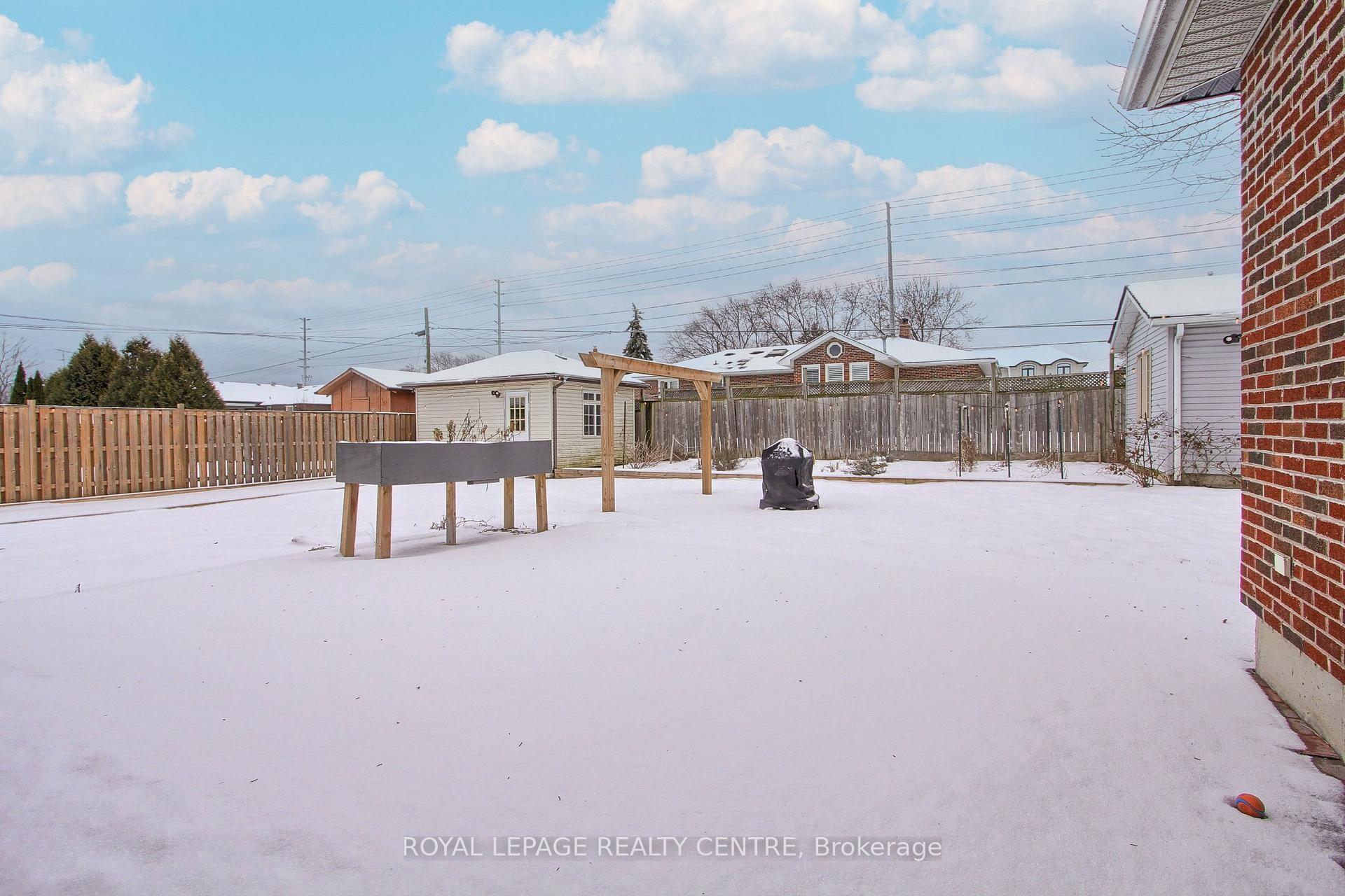 









2552


Whaley

Drive, Lower,
Mississauga,




ON
L5B 1X2

