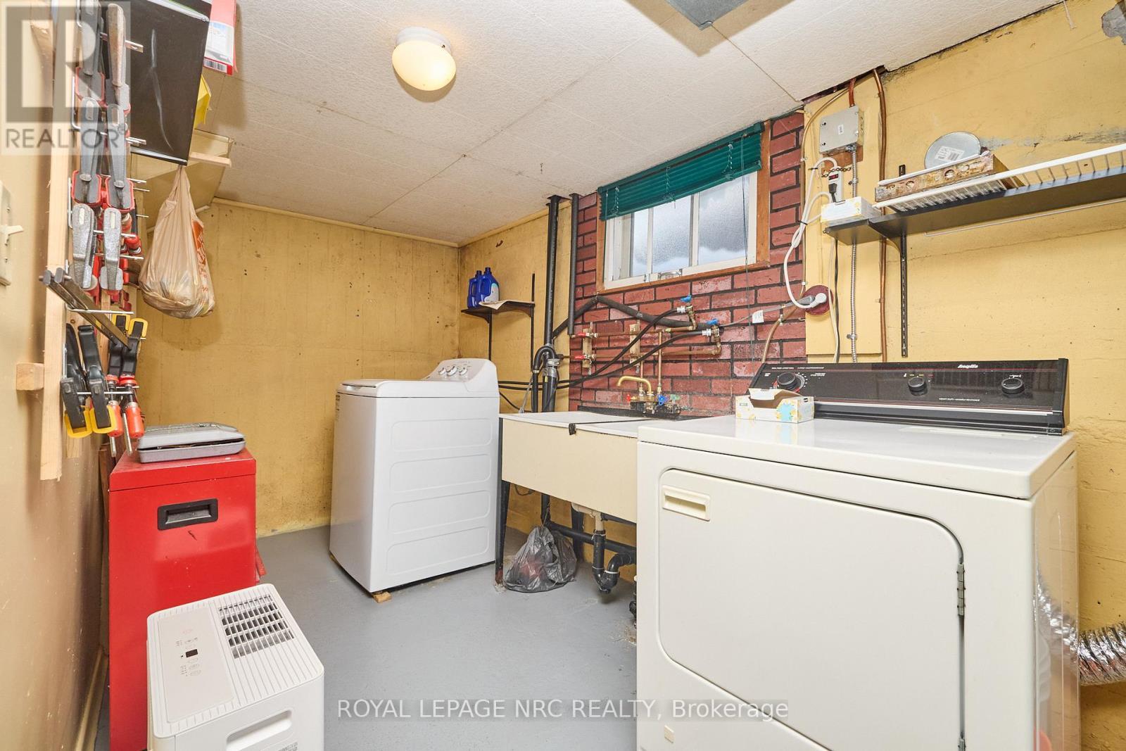 












218 CARLTON STREET

,
St. Catharines (Downtown),




Ontario
L2R1S7

