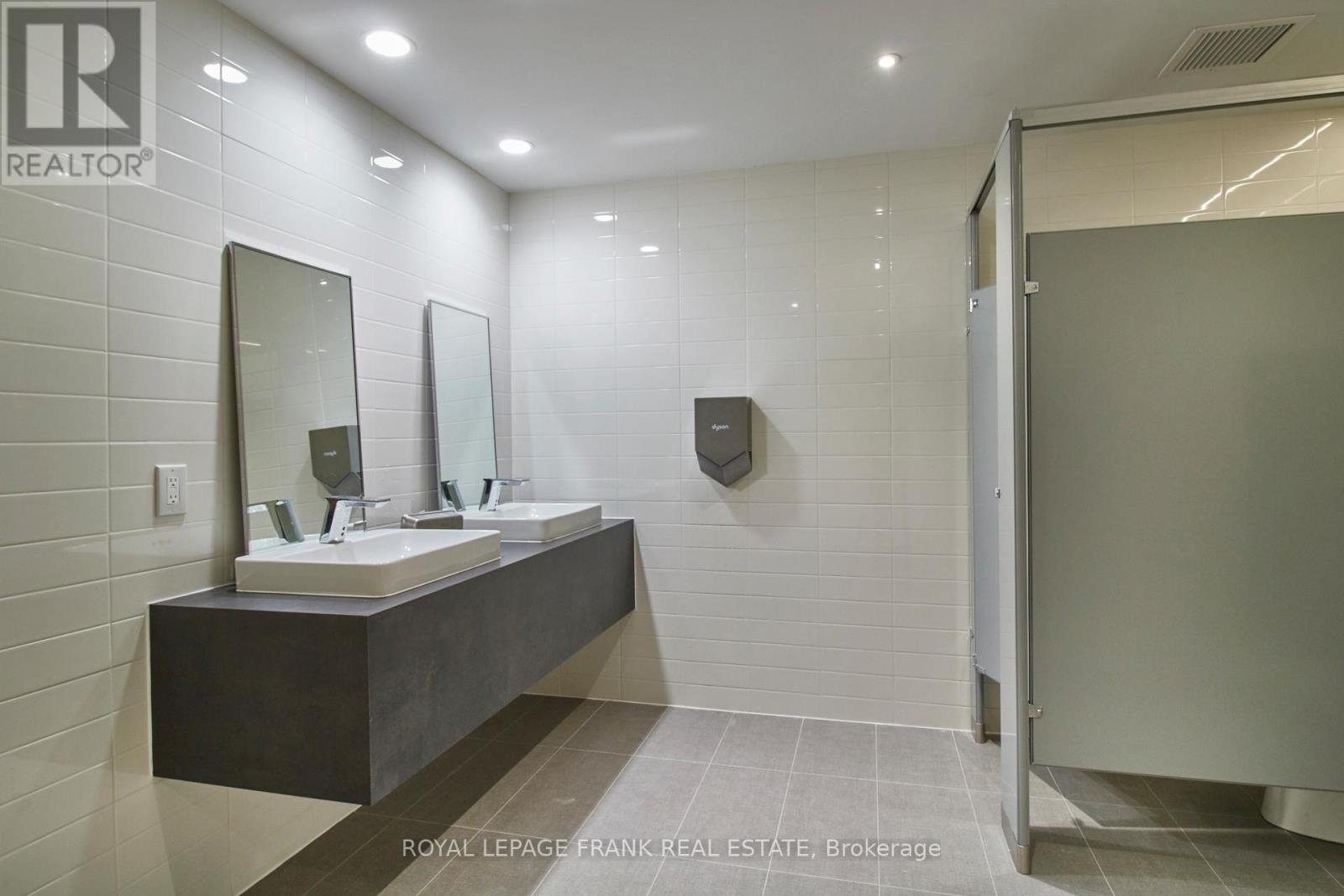 












205-207 - 109 KING AVENUE

,
Clarington (Newcastle),




Ontario
L1B1H3

