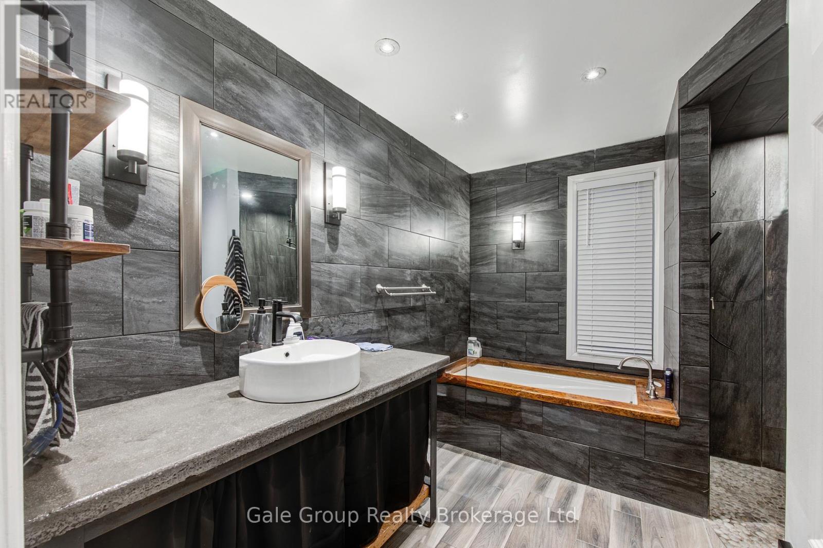 












83 OXFORD STREET

,
Woodstock (Woodstock - North),




Ontario
N4S6A4

