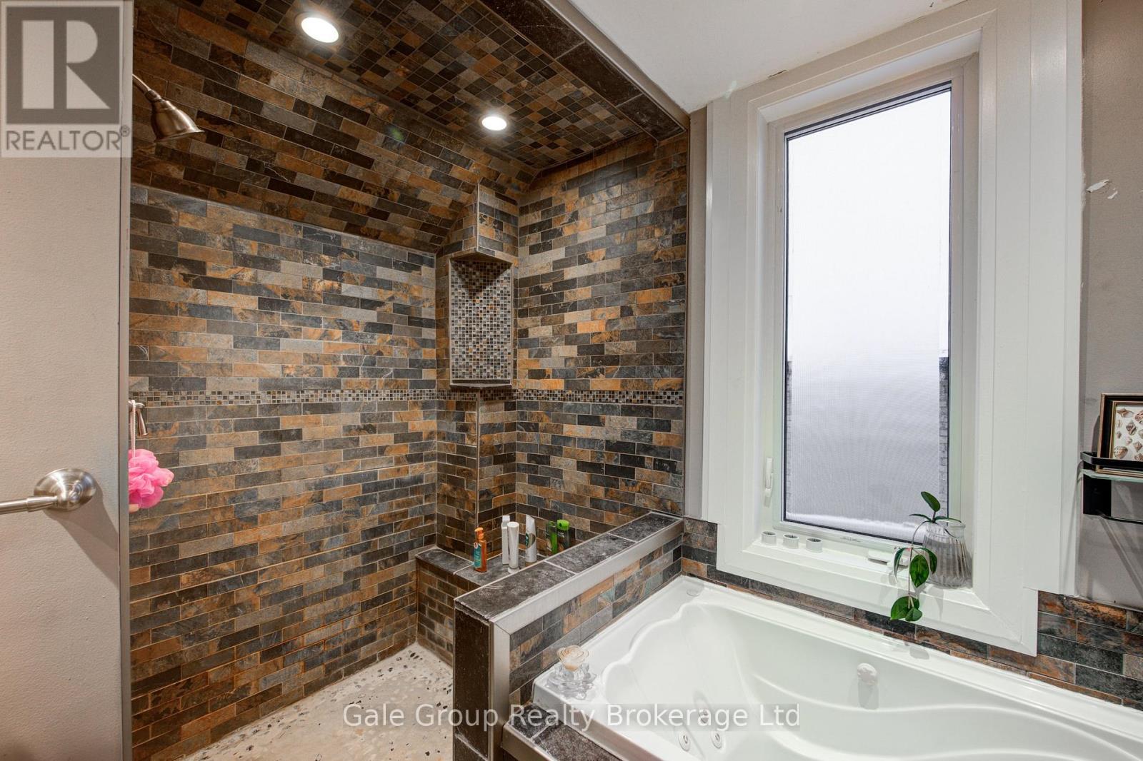 












83 OXFORD STREET

,
Woodstock (Woodstock - North),




Ontario
N4S6A4

