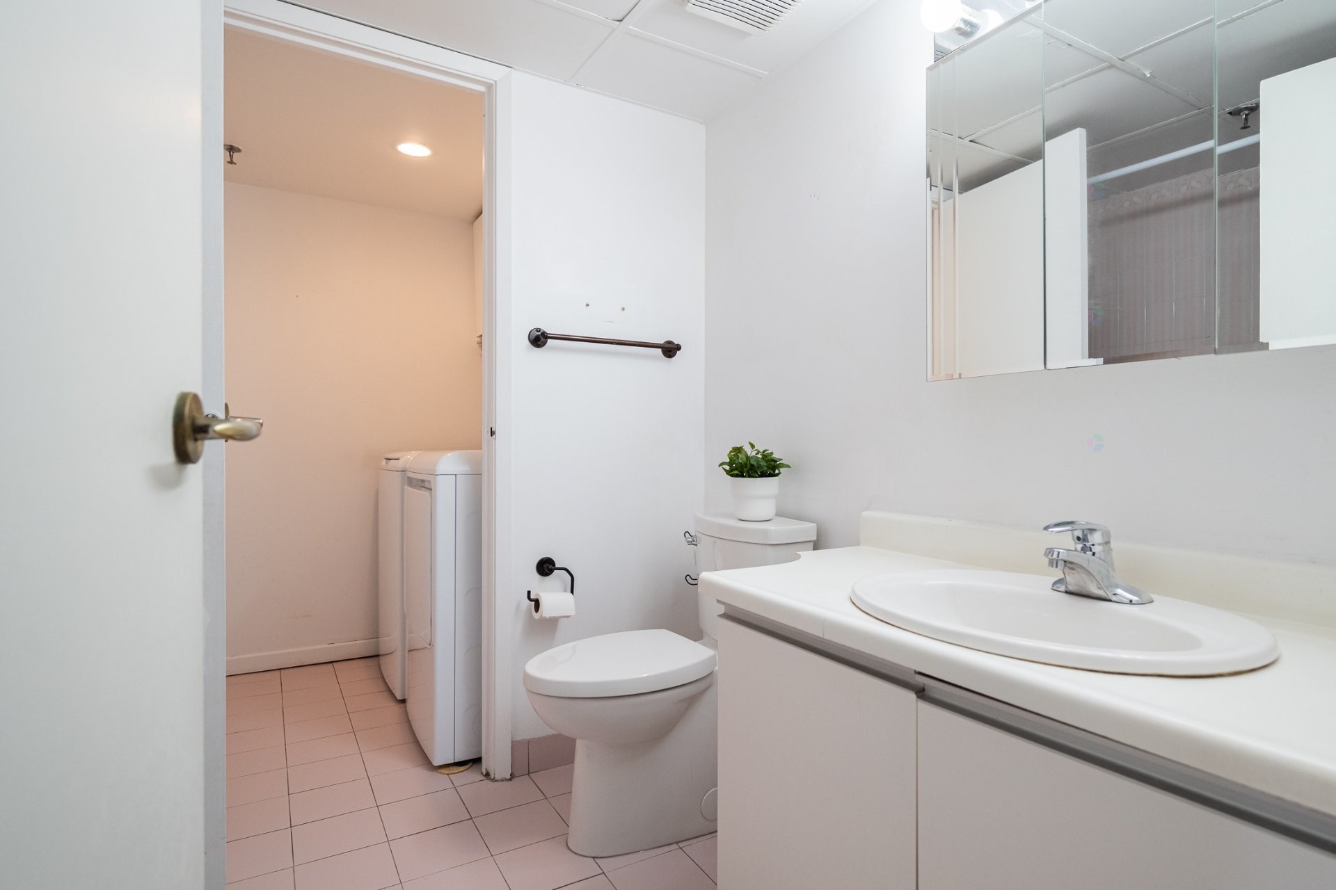 









6980


Ch. de la Côte-St-Luc

, 502,
Montréal (Côte-des-Neiges/Notre-Dame-de-Grâce),




QC
H4V3A4

