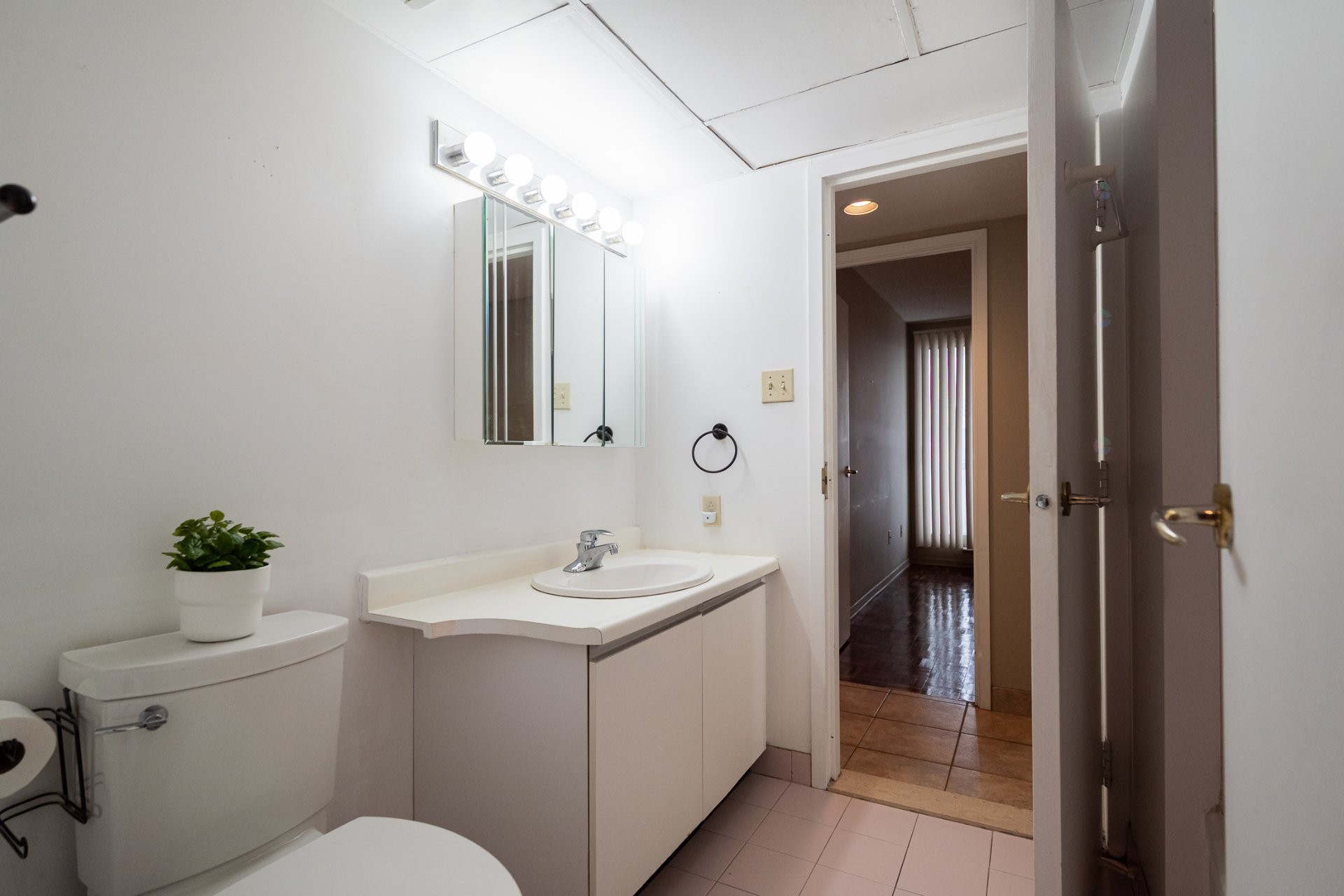 









6980


Ch. de la Côte-St-Luc

, 502,
Montréal (Côte-des-Neiges/Notre-Dame-de-Grâce),




QC
H4V3A4

