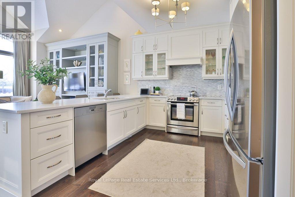 












12 - 3353 LIPTAY AVENUE

,
Oakville (BC Bronte Creek),




Ontario
L6M0M6

