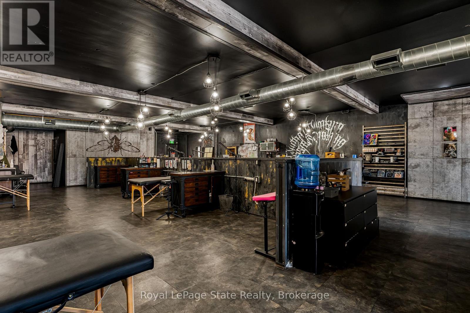 












196 PARKDALE AVENUE N

,
Hamilton (McQuesten),




Ontario
L8H5X2

