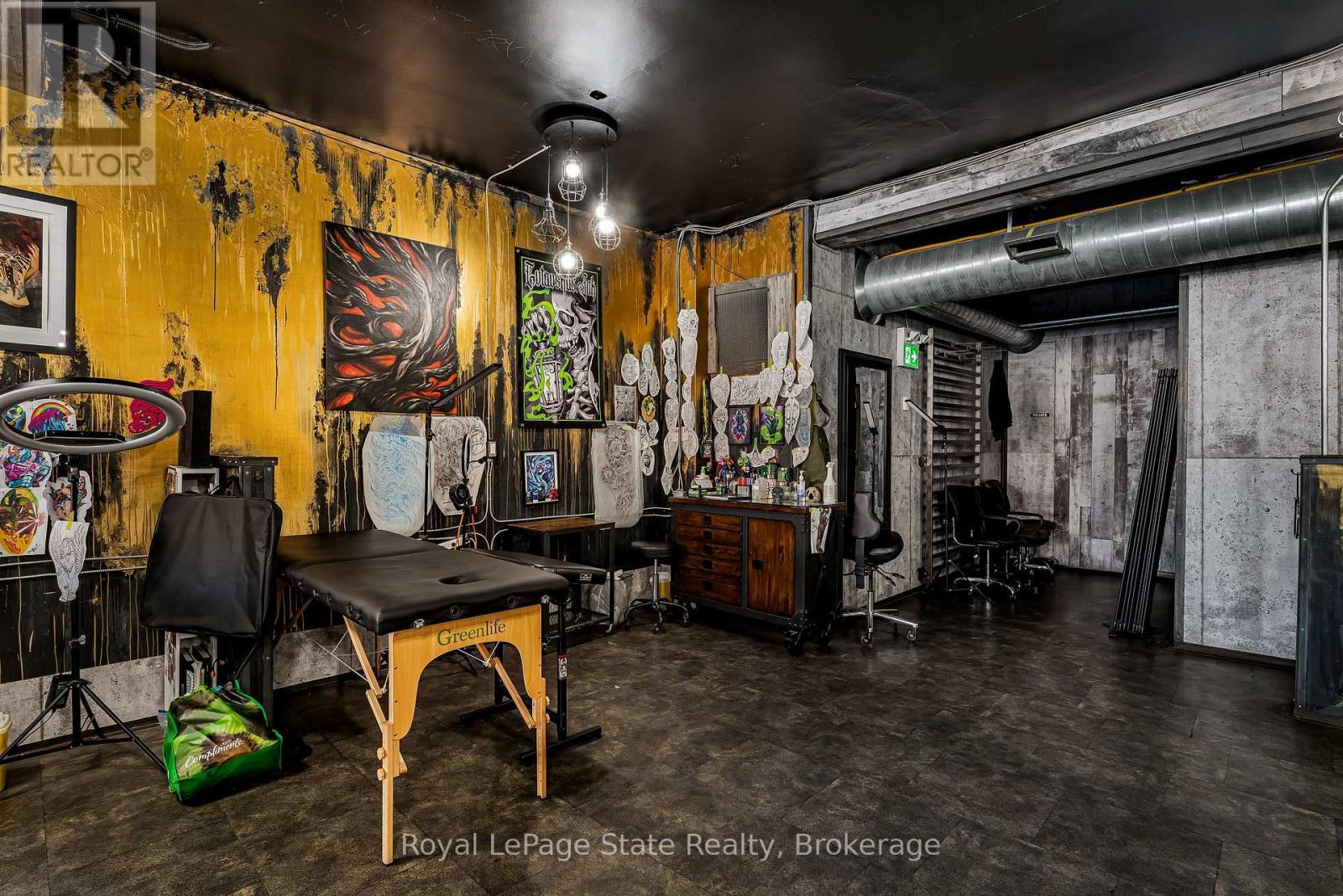 












196 PARKDALE AVENUE N

,
Hamilton (McQuesten),




Ontario
L8H5X2

