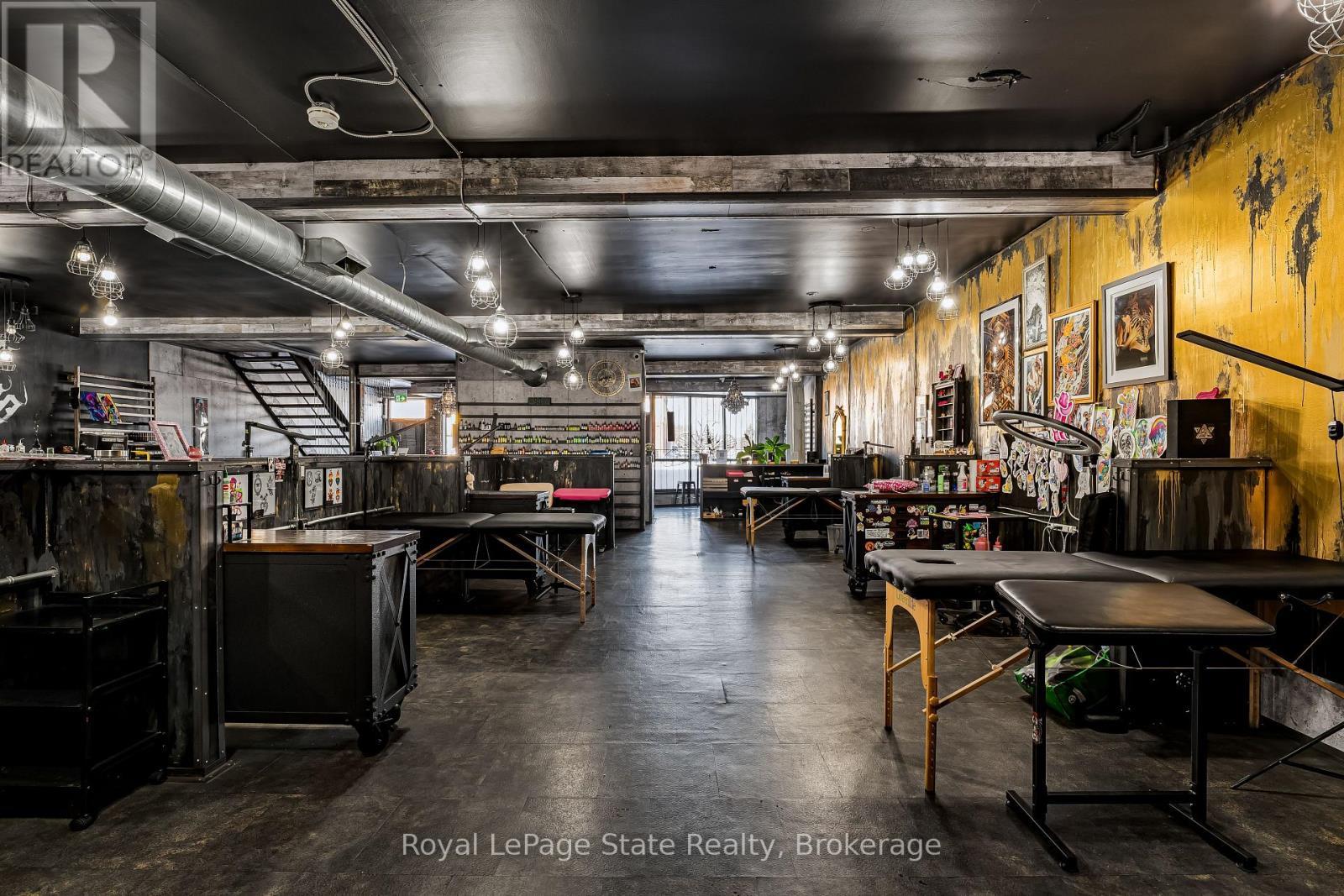 












196 PARKDALE AVENUE N

,
Hamilton (McQuesten),




Ontario
L8H5X2

