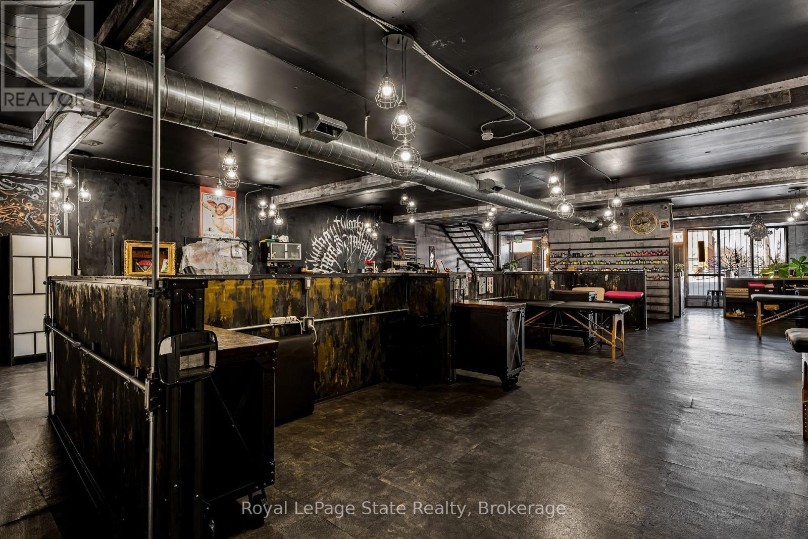 












196 PARKDALE AVENUE N

,
Hamilton (McQuesten),




Ontario
L8H5X2

