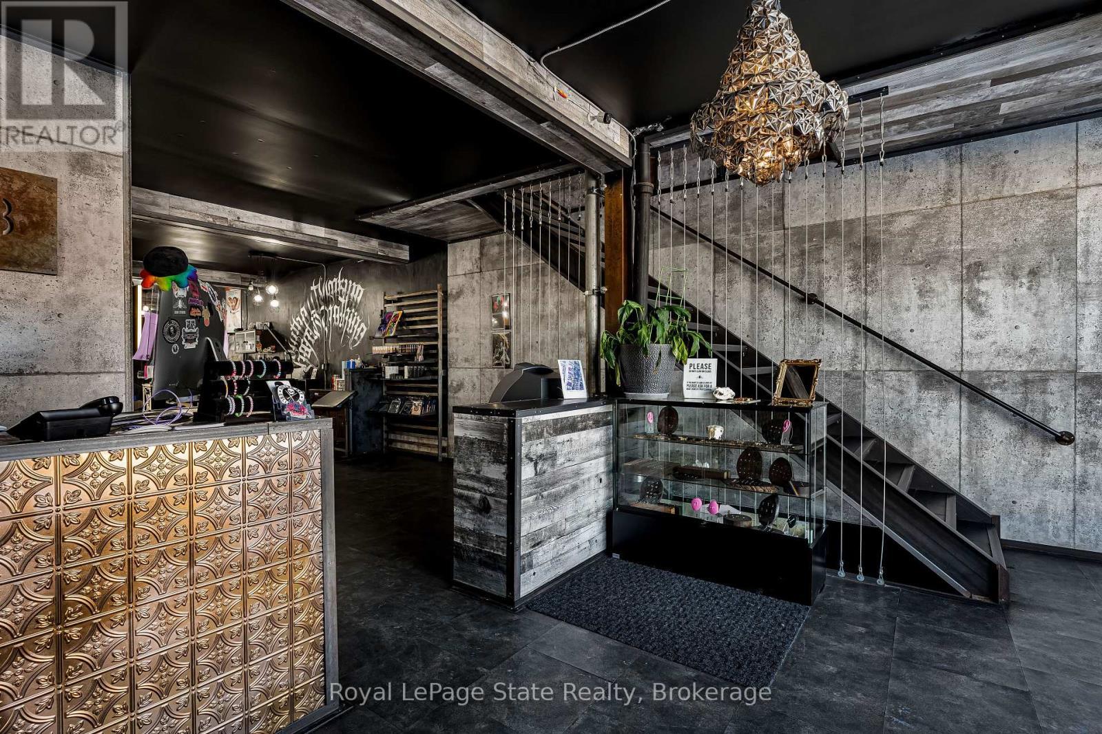 












196 PARKDALE AVENUE N

,
Hamilton (McQuesten),




Ontario
L8H5X2

