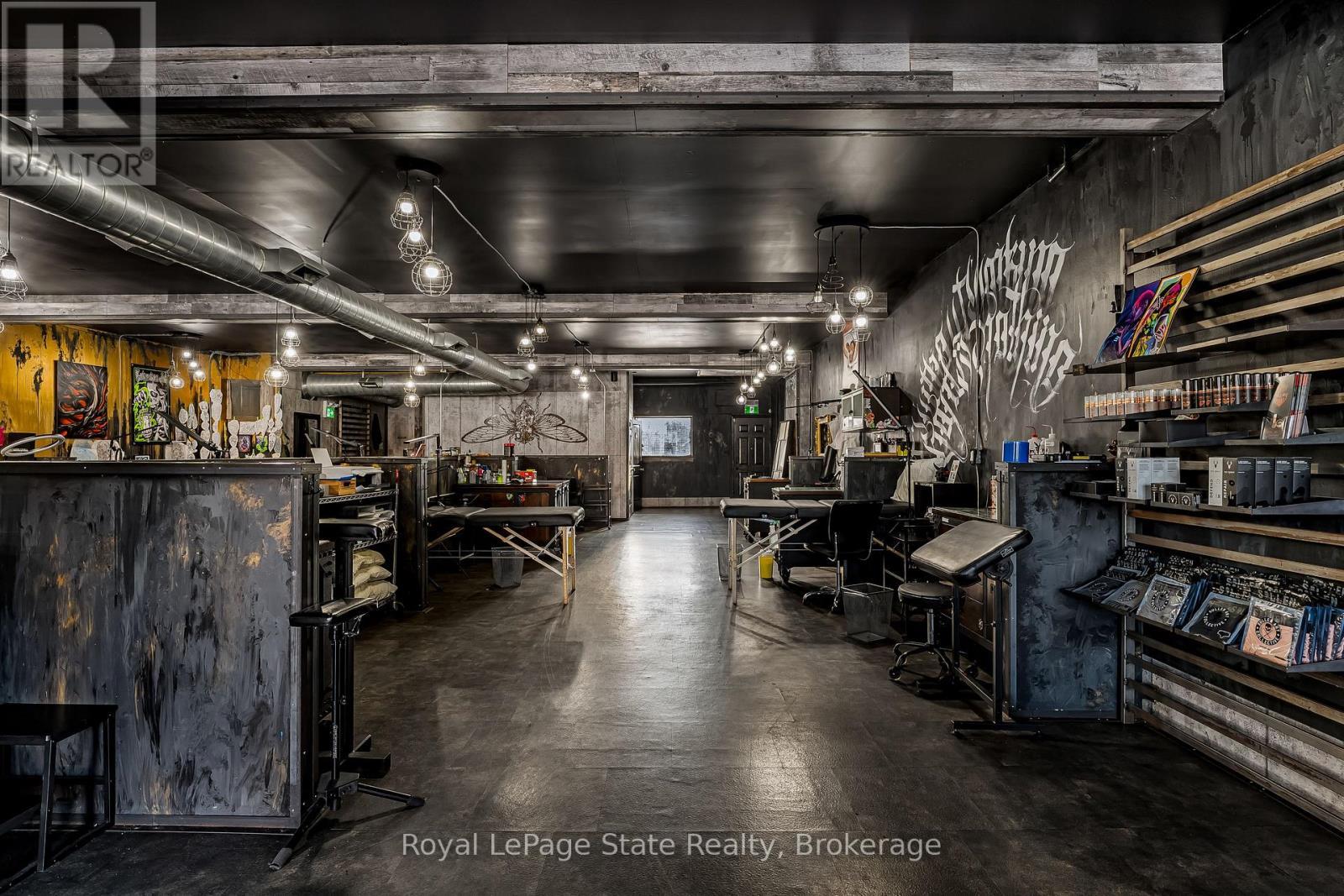 












196 PARKDALE AVENUE N

,
Hamilton (McQuesten),




Ontario
L8H5X2

