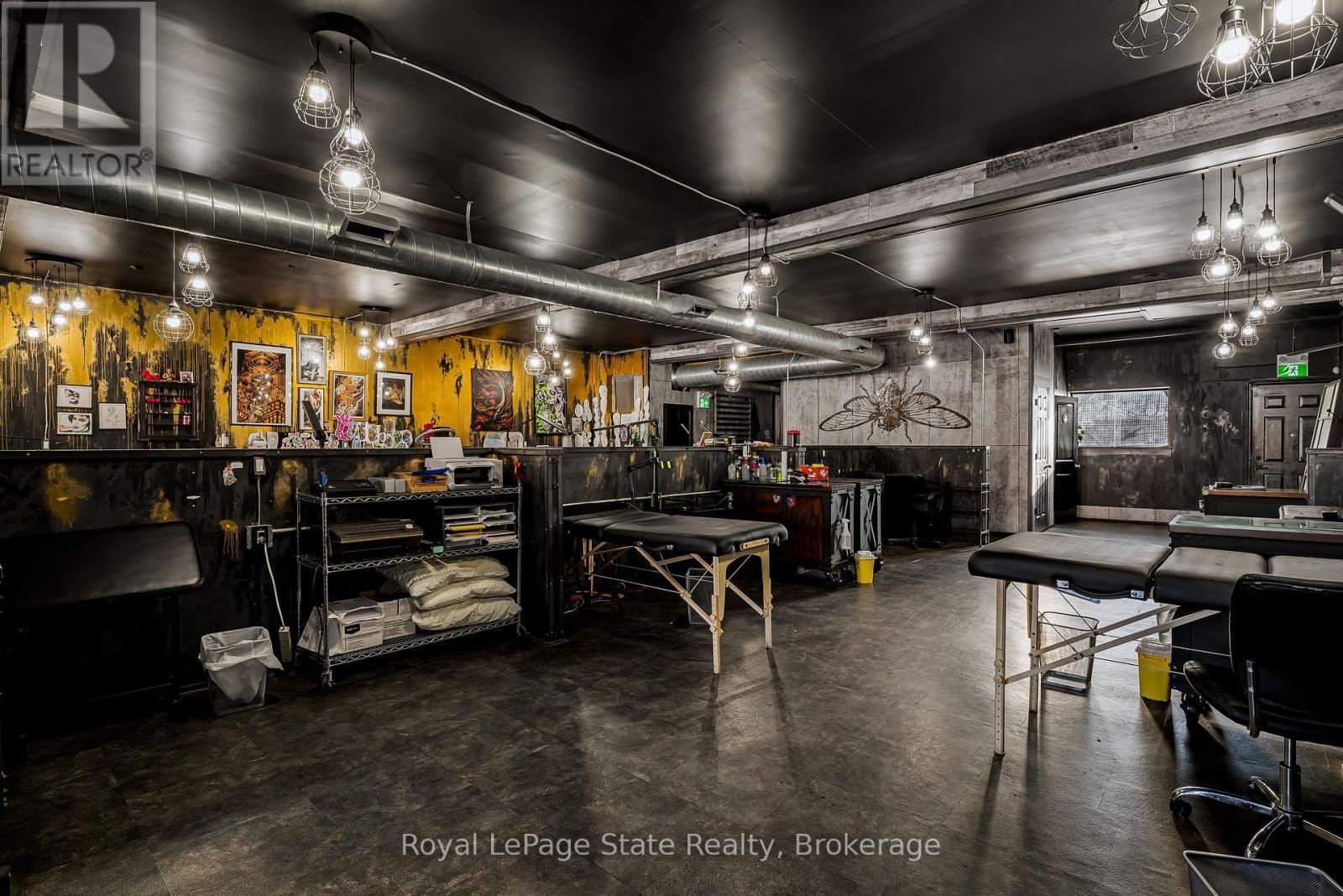 












196 PARKDALE AVENUE N

,
Hamilton (McQuesten),




Ontario
L8H5X2

