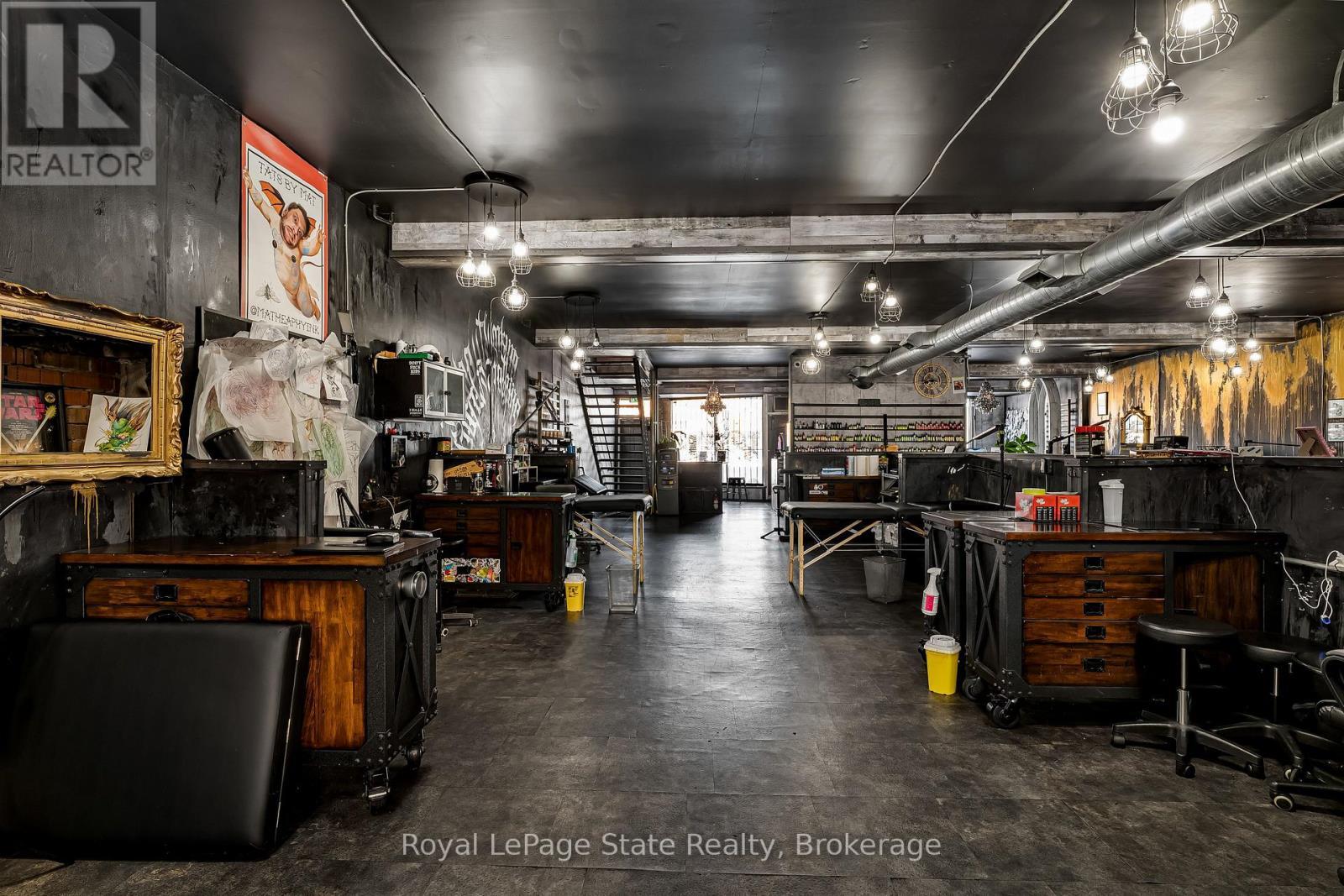 












196 PARKDALE AVENUE N

,
Hamilton (McQuesten),




Ontario
L8H5X2

