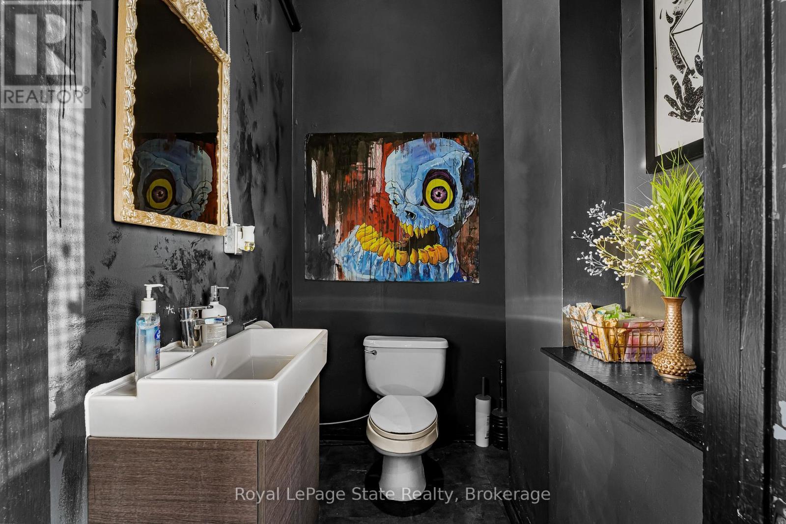 












196 PARKDALE AVENUE N

,
Hamilton (McQuesten),




Ontario
L8H5X2

