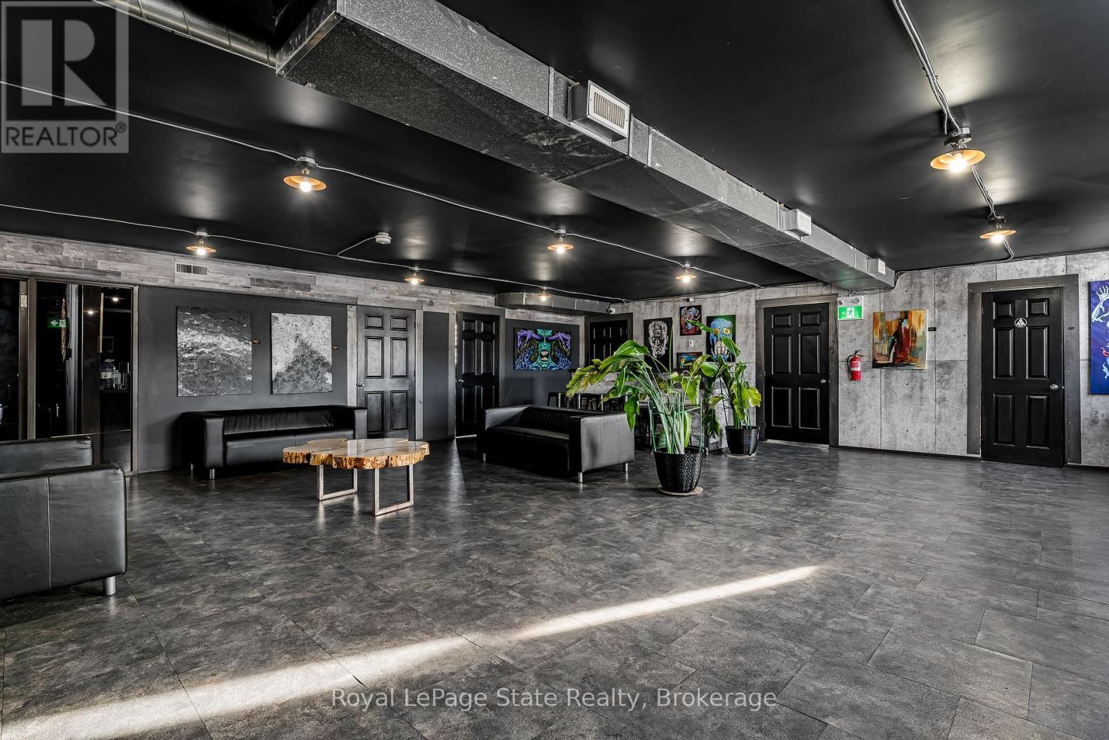 












196 PARKDALE AVENUE N

,
Hamilton (McQuesten),




Ontario
L8H5X2

