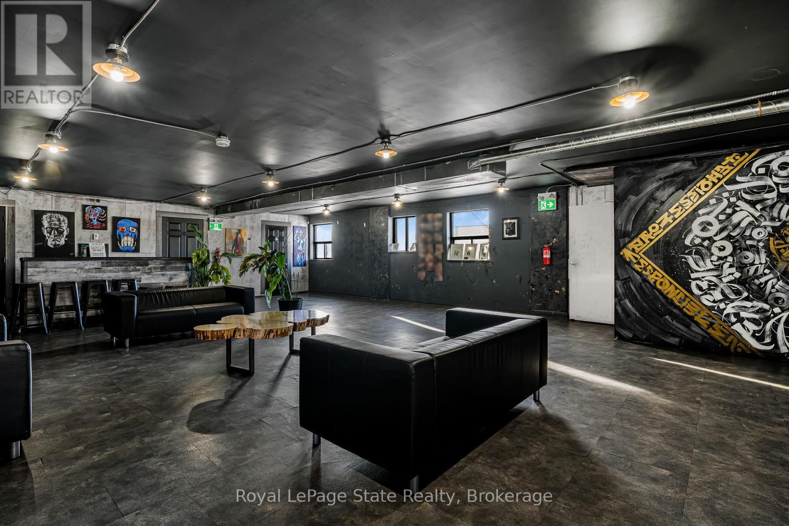 












196 PARKDALE AVENUE N

,
Hamilton (McQuesten),




Ontario
L8H5X2

