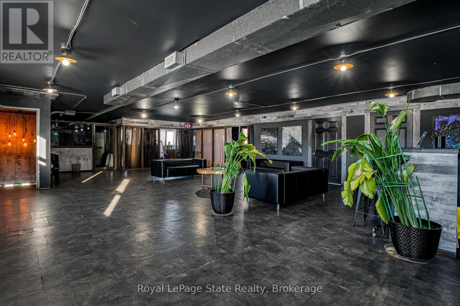 












196 PARKDALE AVENUE N

,
Hamilton (McQuesten),




Ontario
L8H5X2

