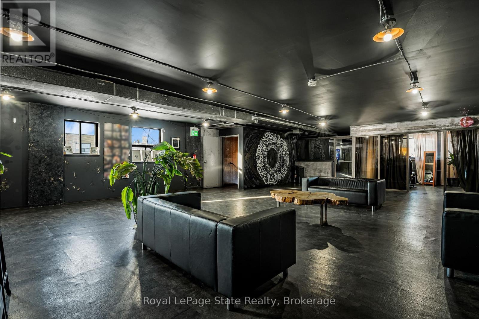 












196 PARKDALE AVENUE N

,
Hamilton (McQuesten),




Ontario
L8H5X2

