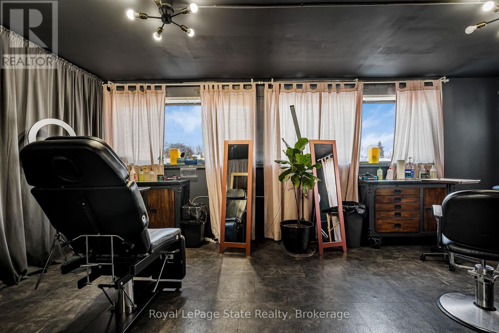 












196 PARKDALE AVENUE N

,
Hamilton (McQuesten),




Ontario
L8H5X2

