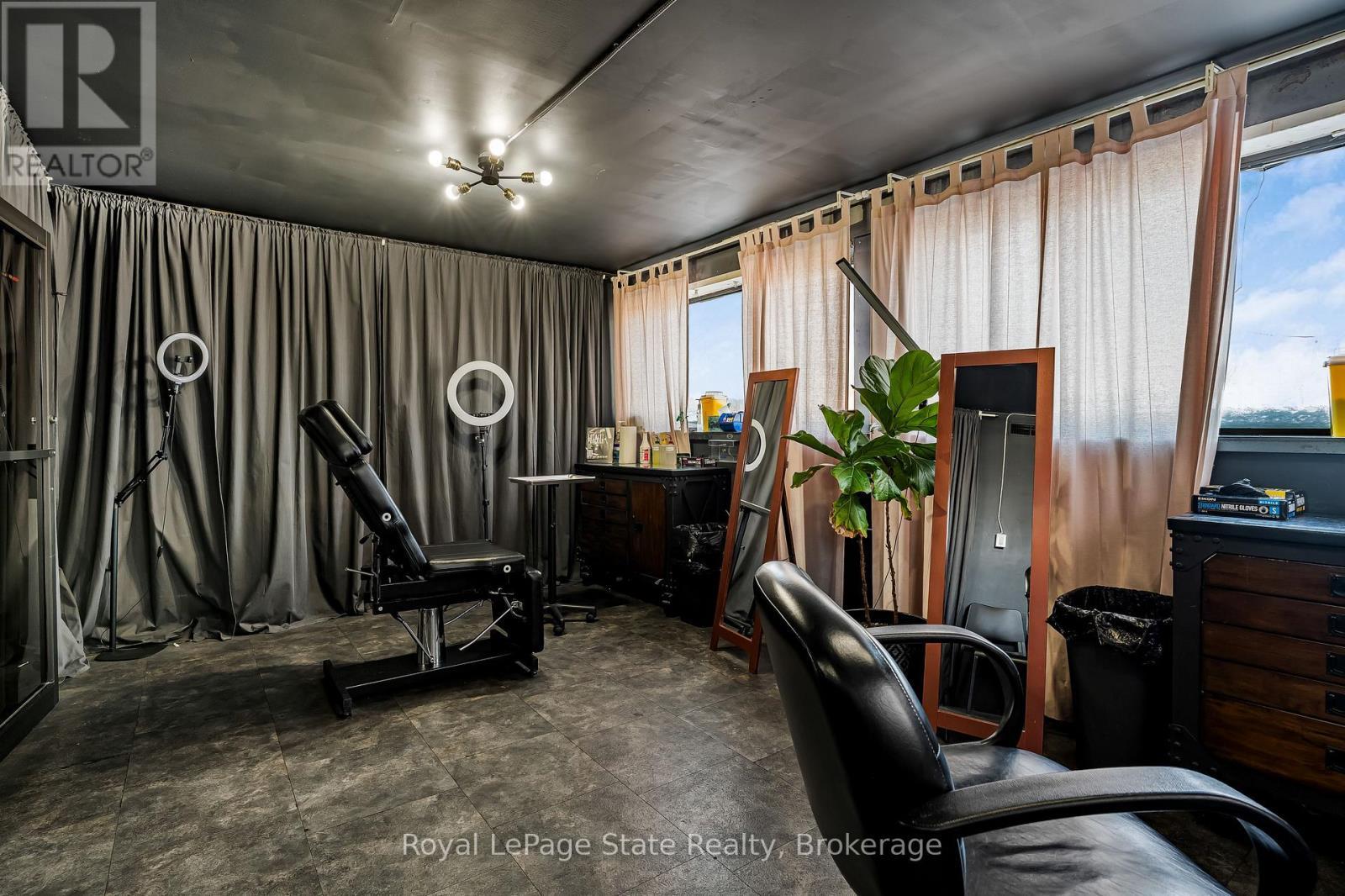 












196 PARKDALE AVENUE N

,
Hamilton (McQuesten),




Ontario
L8H5X2

