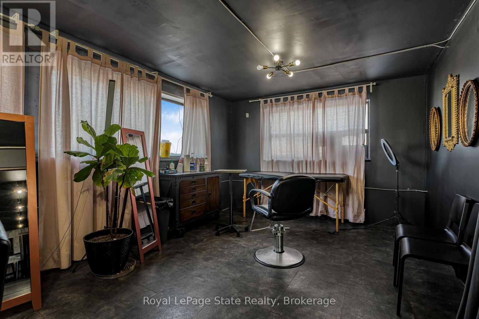 












196 PARKDALE AVENUE N

,
Hamilton (McQuesten),




Ontario
L8H5X2

