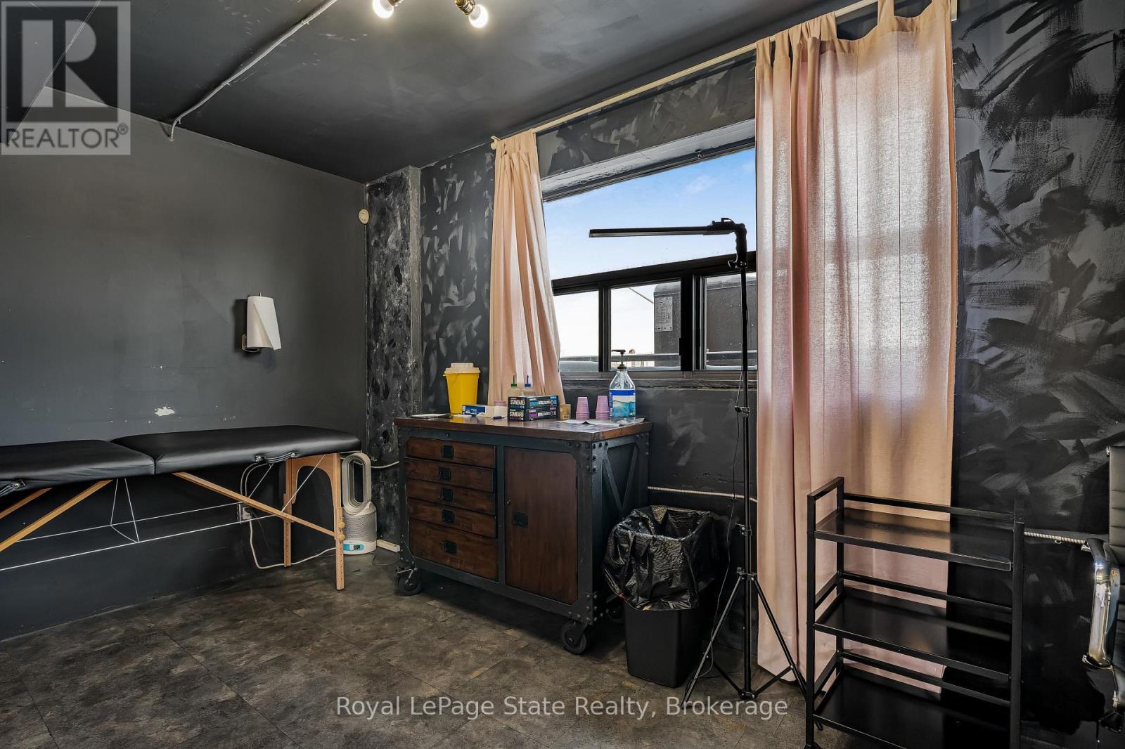 












196 PARKDALE AVENUE N

,
Hamilton (McQuesten),




Ontario
L8H5X2

